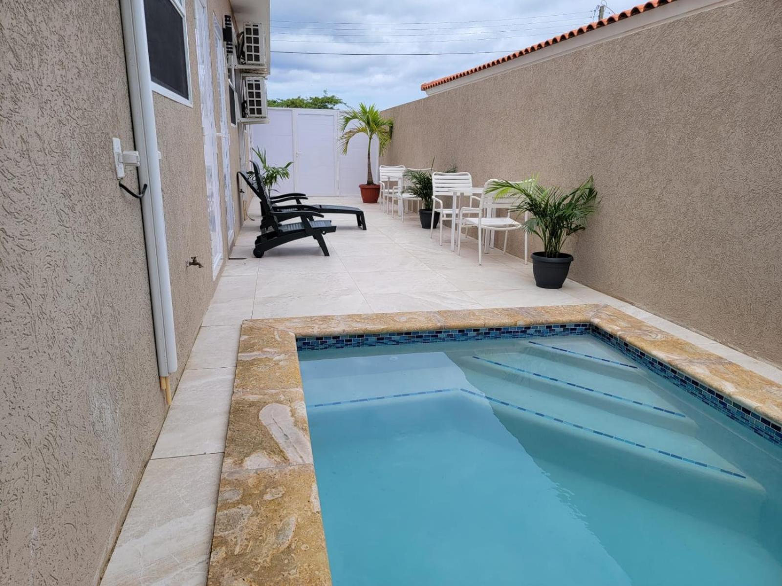 1 Bed Apartment Sleeps 2 - Pool Parking Pets