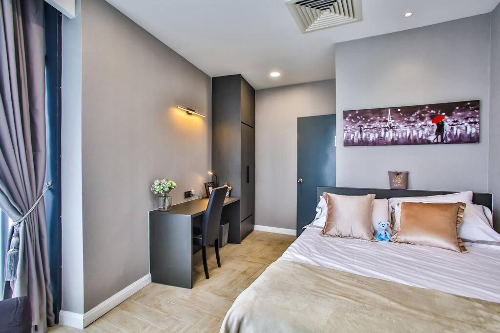 Comfy 2-bedroom with large balcony by Shamori Home near The Curve, One Utama, IKEA Damansara photo 4