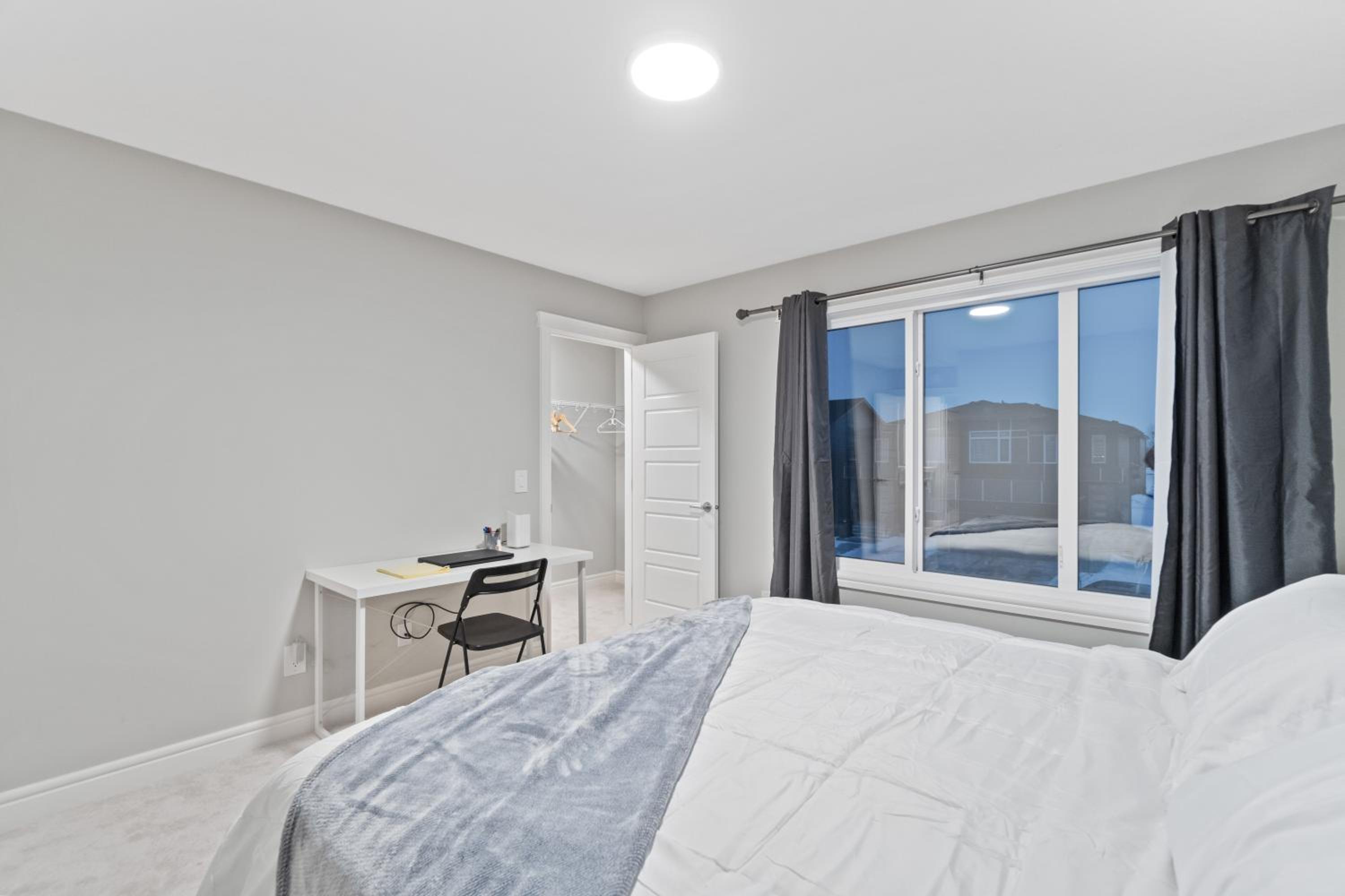 Upscale Urban Oasis- Stylish Townhome Getaway-Comfort for Family, Work and Longer Visits
