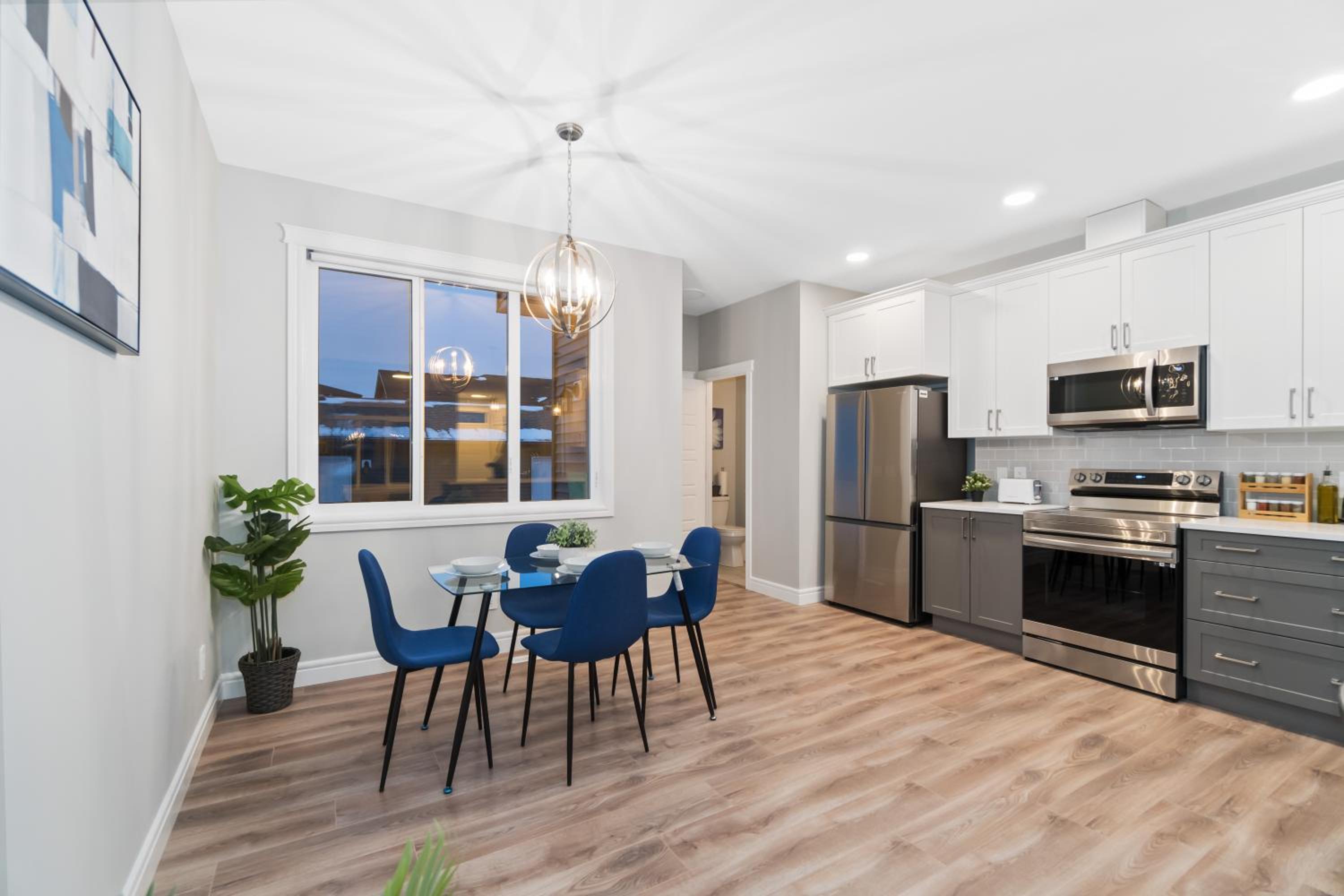 Upscale Urban Oasis- Stylish Townhome Getaway-Comfort for Family, Work and Longer Visits