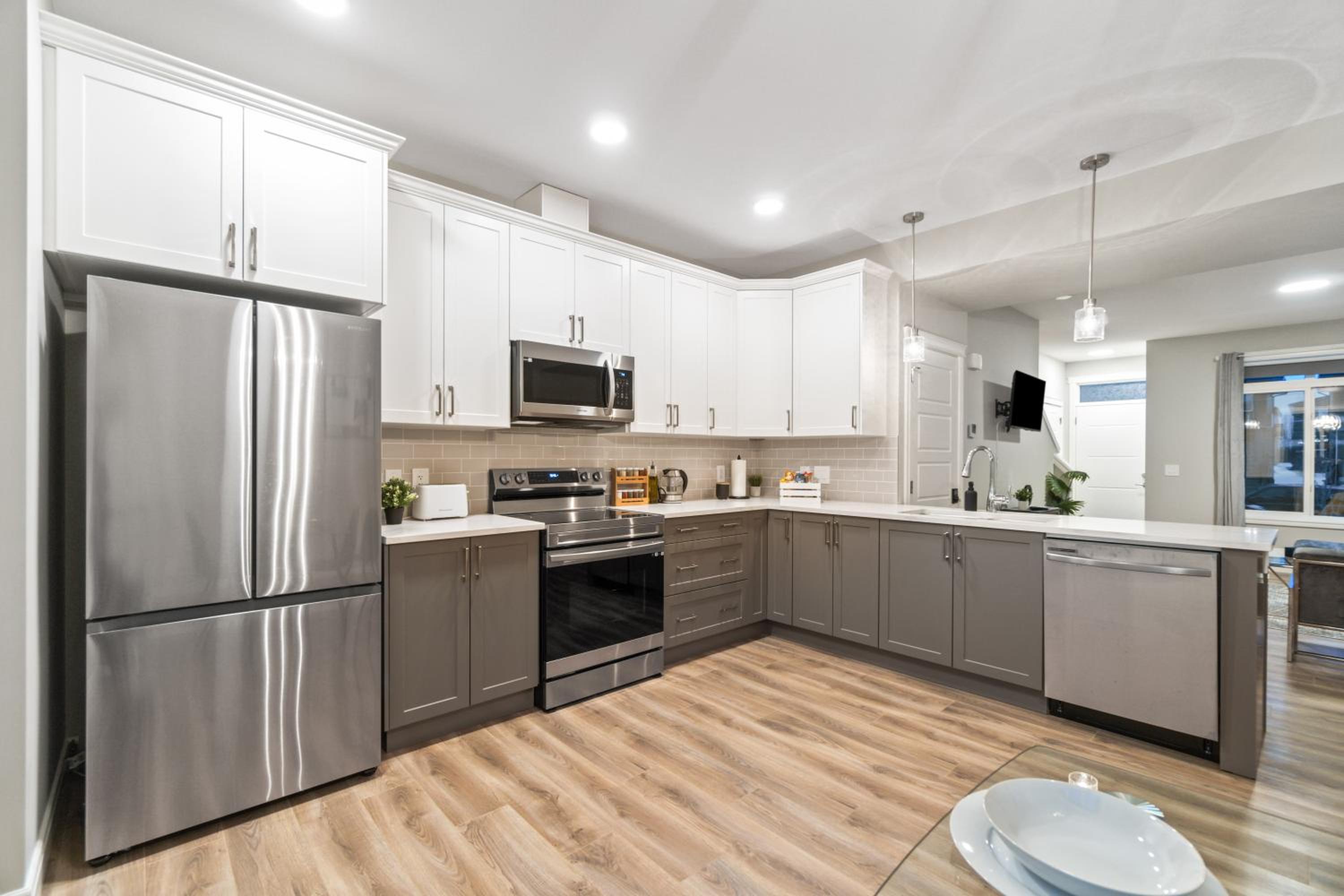 Upscale Urban Oasis- Stylish Townhome Getaway-Comfort for Family, Work and Longer Visits