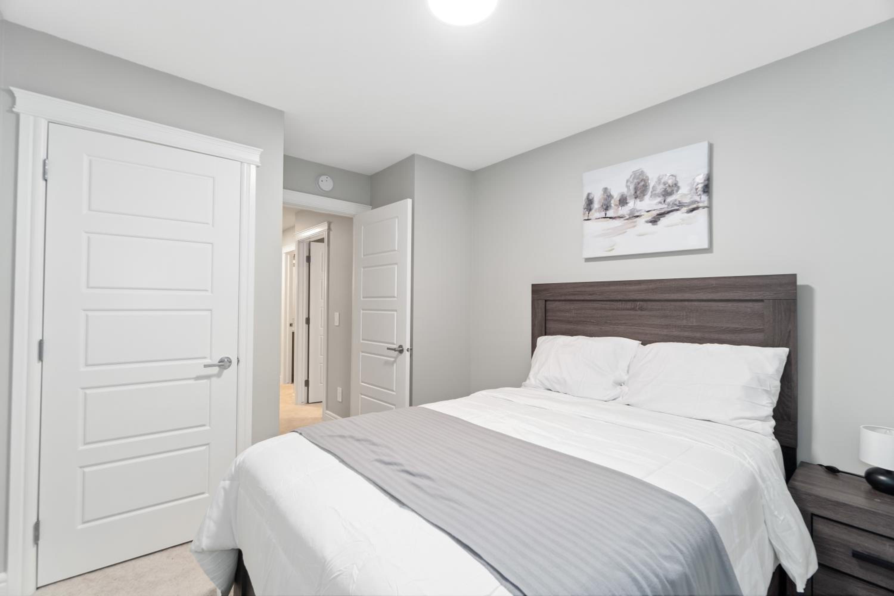Upscale Urban Oasis- Stylish Townhome Getaway-Comfort for Family, Work and Longer Visits