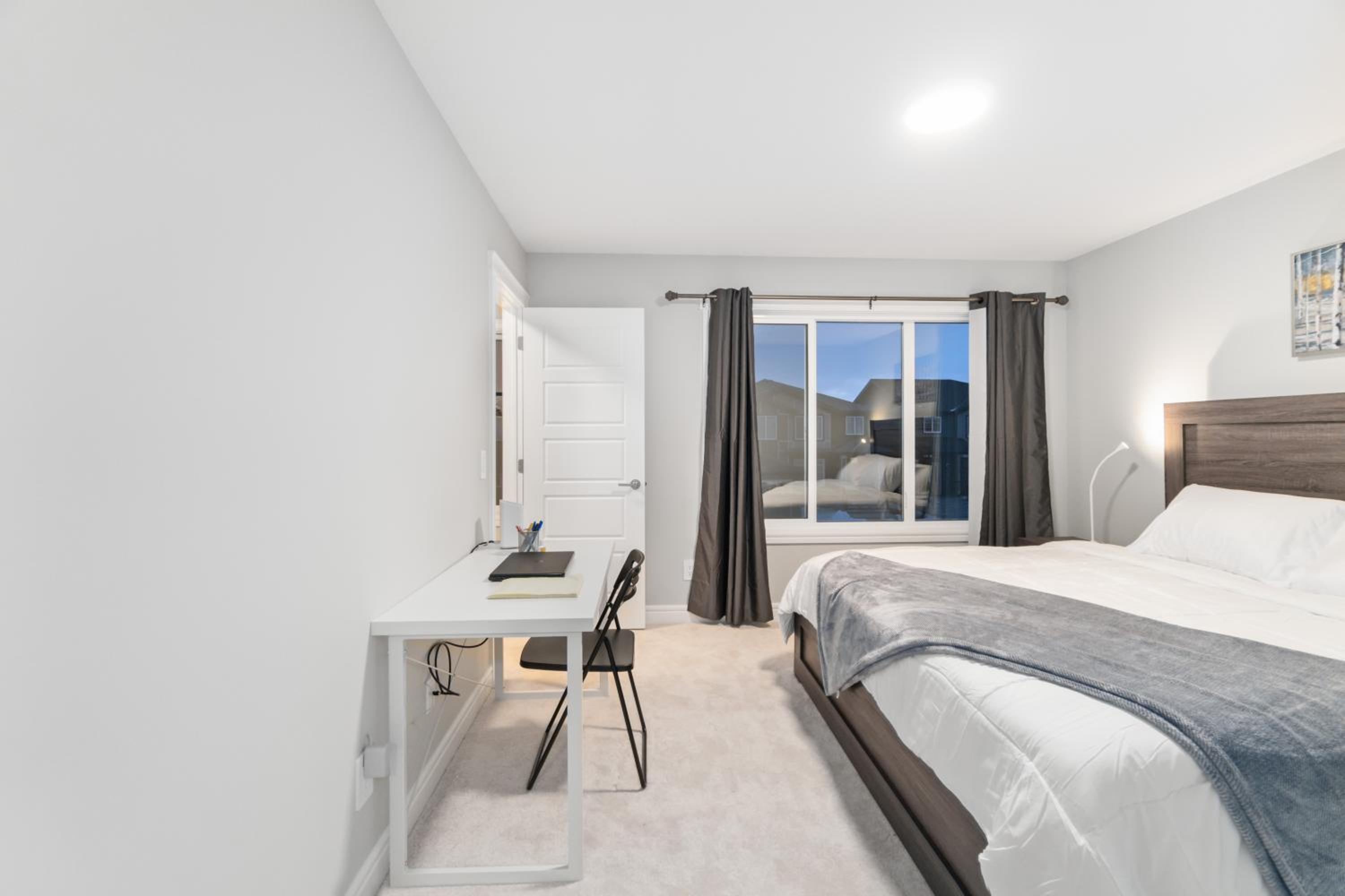 Upscale Urban Oasis- Stylish Townhome Getaway-Comfort for Family, Work and Longer Visits