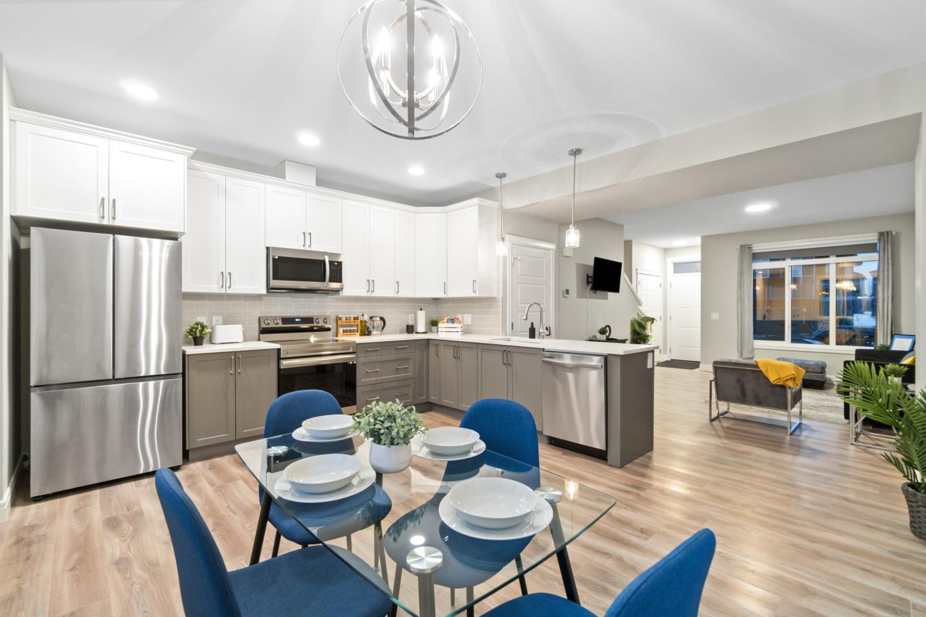 Upscale Urban Oasis- Stylish Townhome Getaway-Comfort for Family, Work and Longer Visits