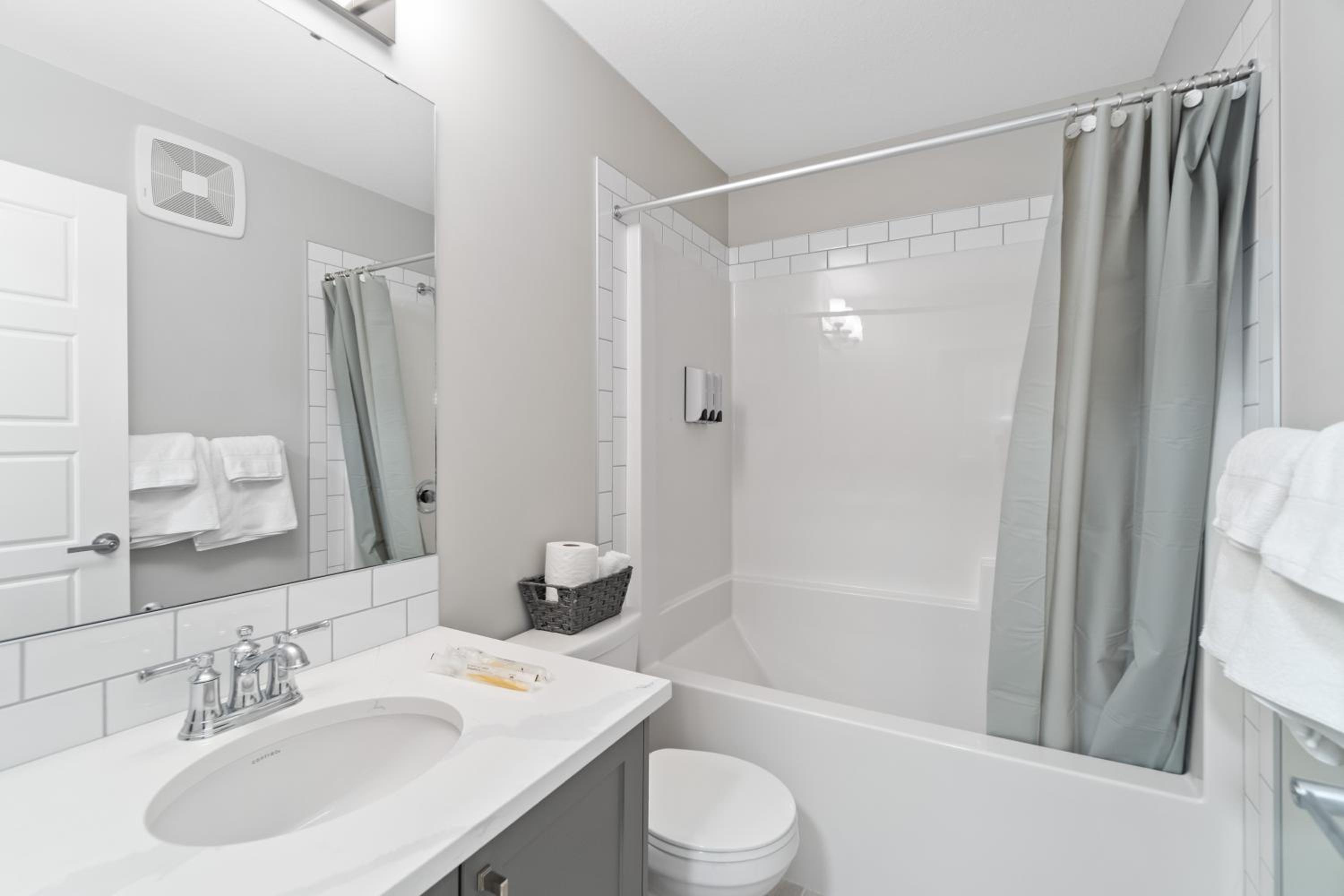 Upscale Urban Oasis- Stylish Townhome Getaway-Comfort for Family, Work and Longer Visits