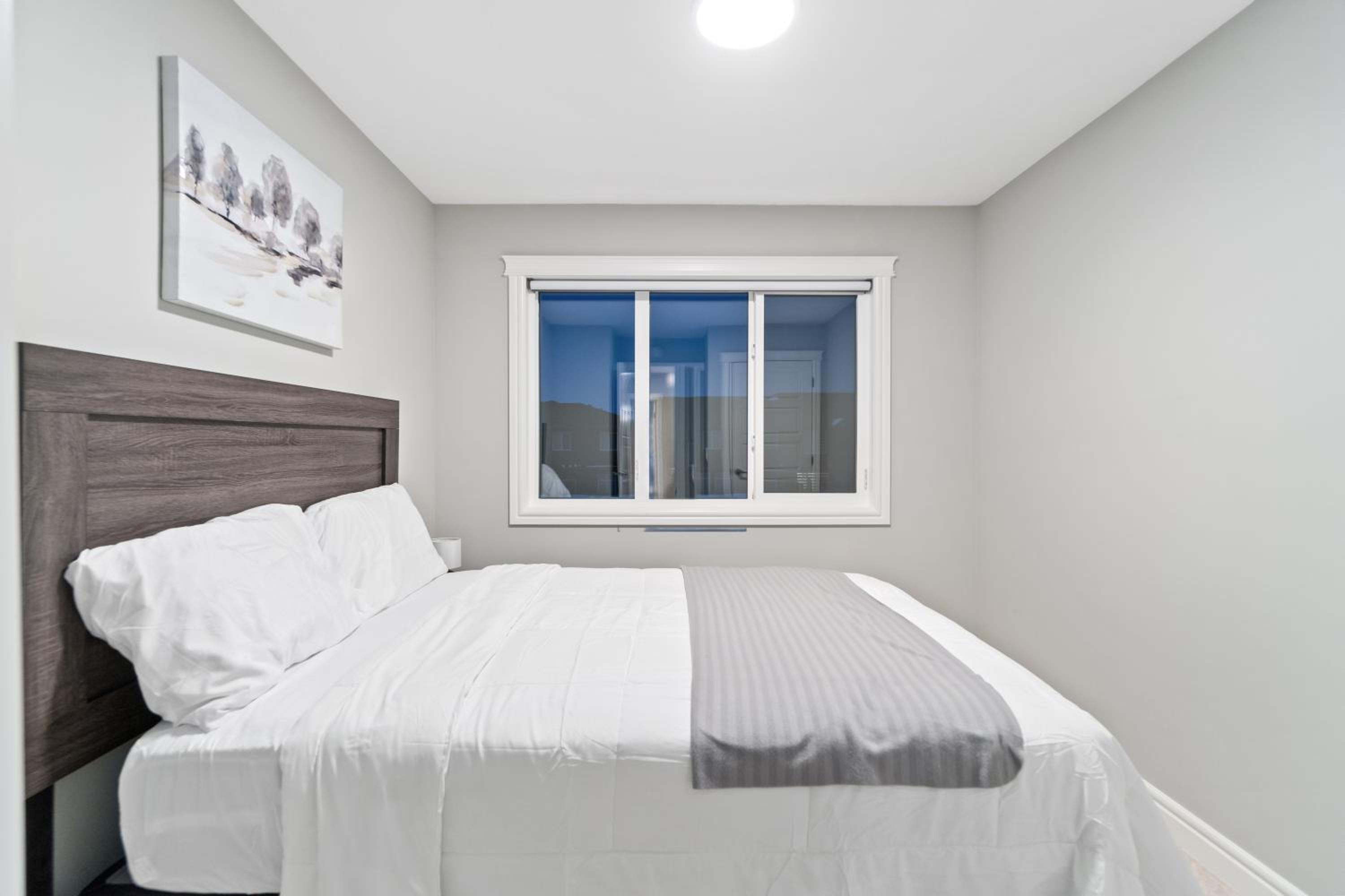 Upscale Urban Oasis- Stylish Townhome Getaway-Comfort for Family, Work and Longer Visits