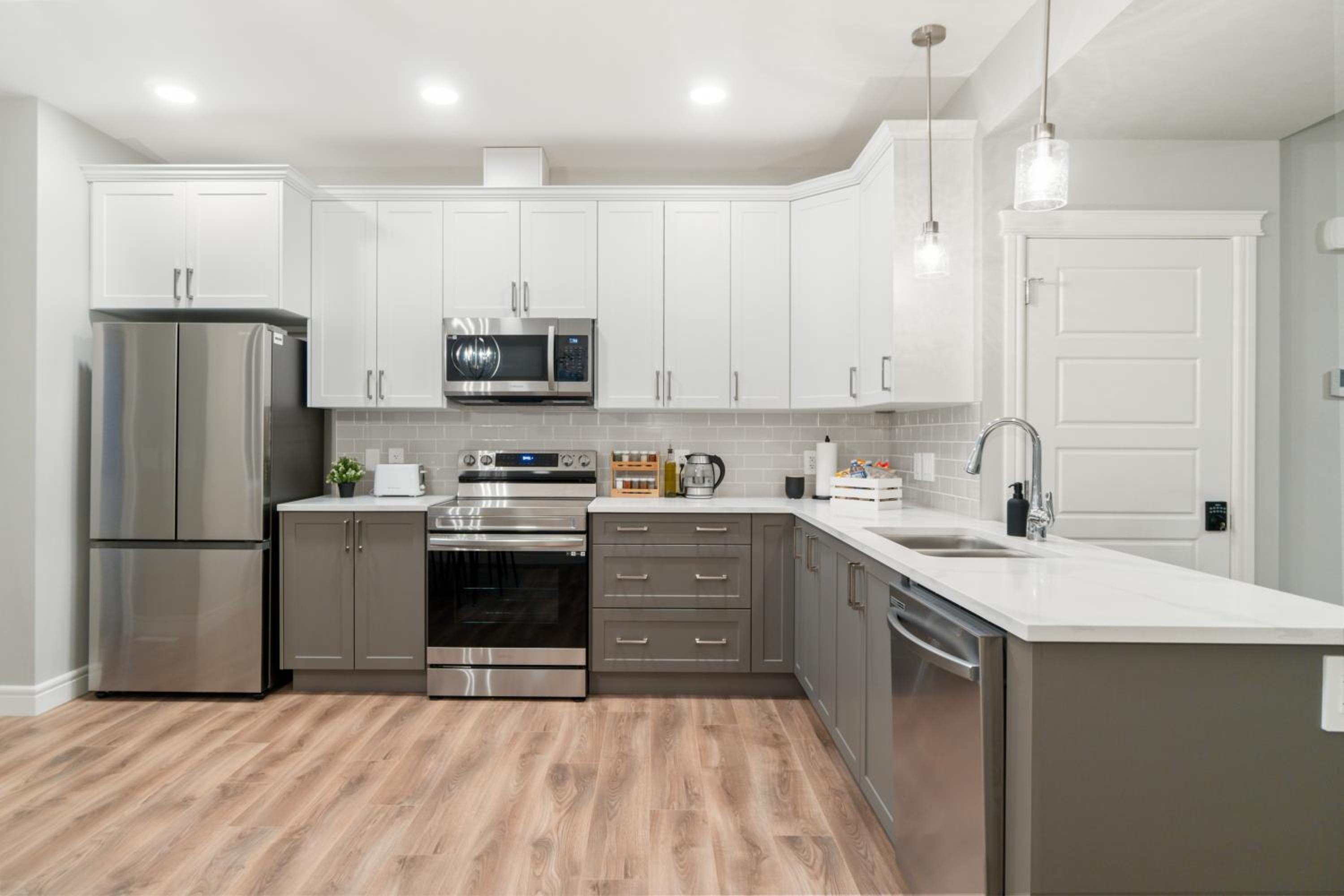 Upscale Urban Oasis- Stylish Townhome Getaway-Comfort for Family, Work and Longer Visits