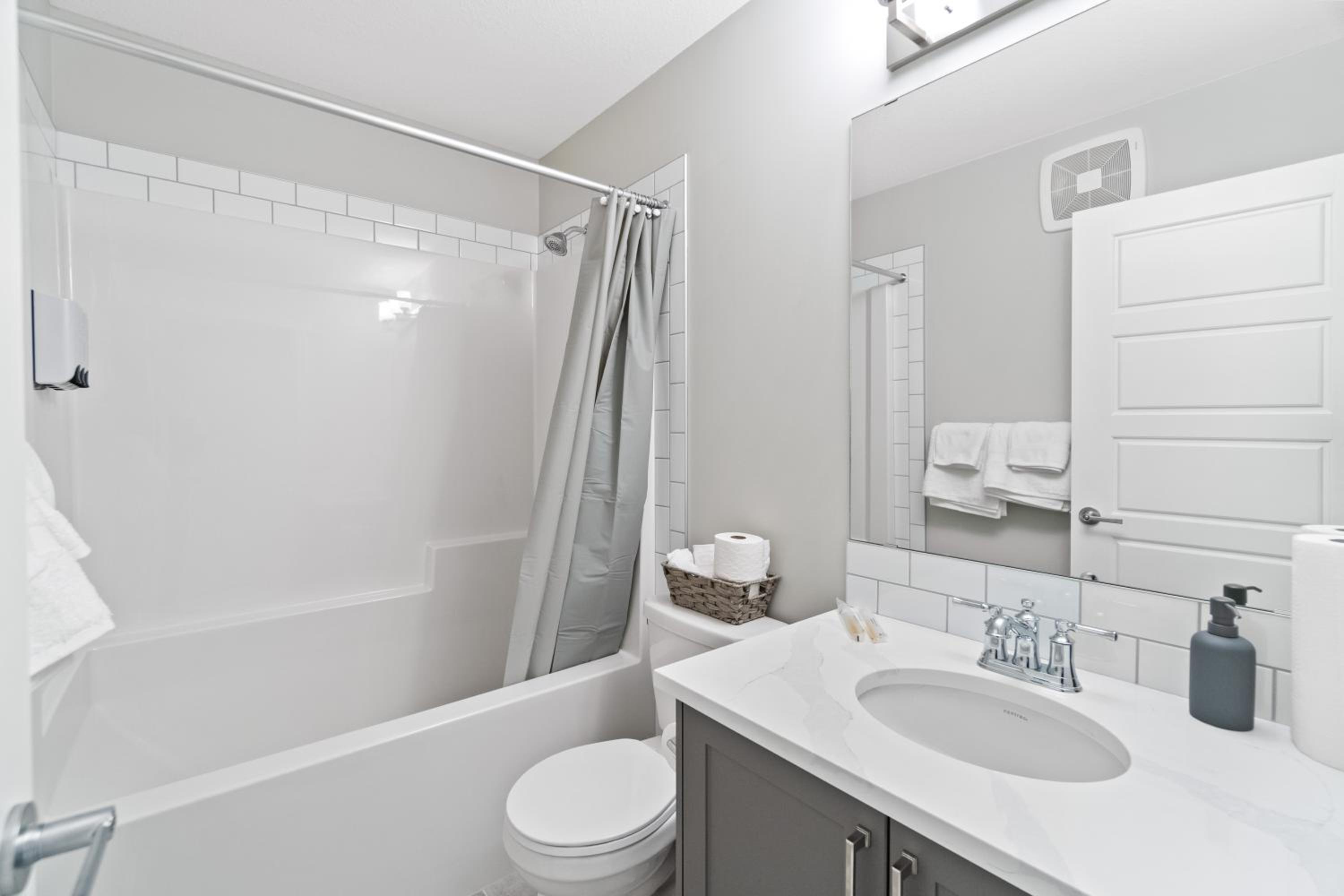 Upscale Urban Oasis- Stylish Townhome Getaway-Comfort for Family, Work and Longer Visits
