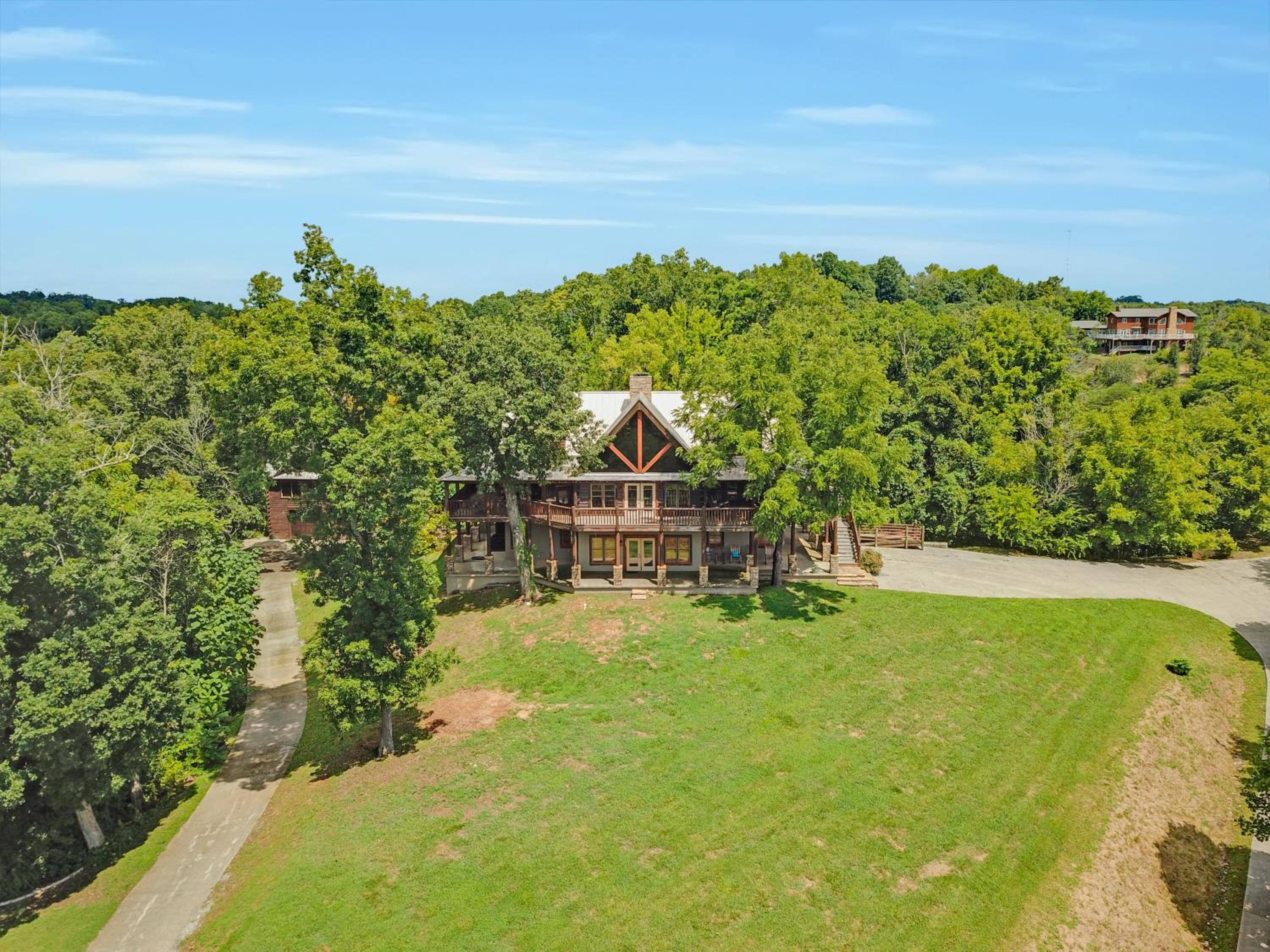 Paradise Glenn, Huge Cabin, Hot Tub, Game Room, 560 FREE tickets each paid day!