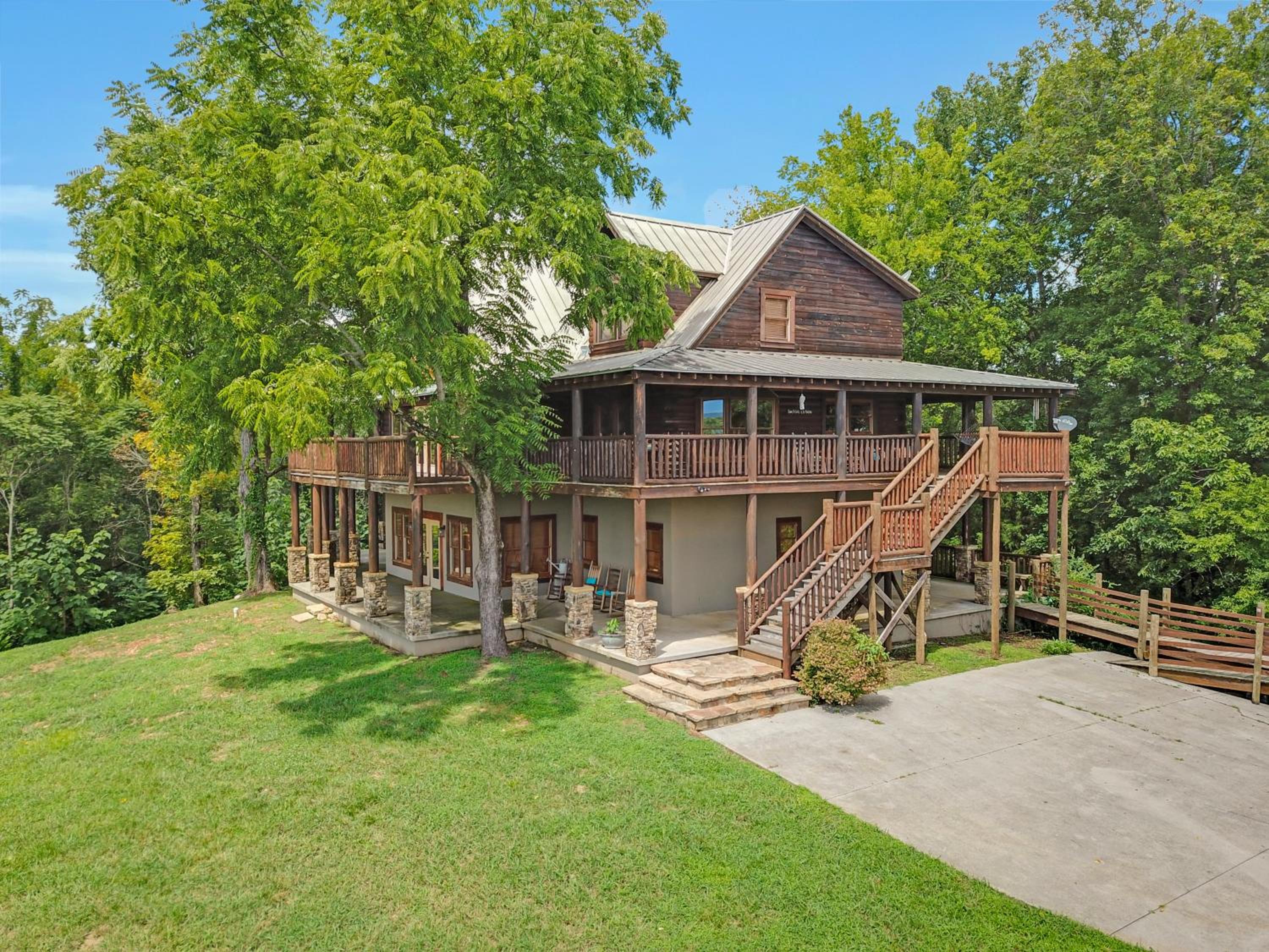 Paradise Glenn, Huge Cabin, Hot Tub, Game Room, 560 FREE tickets each paid day!