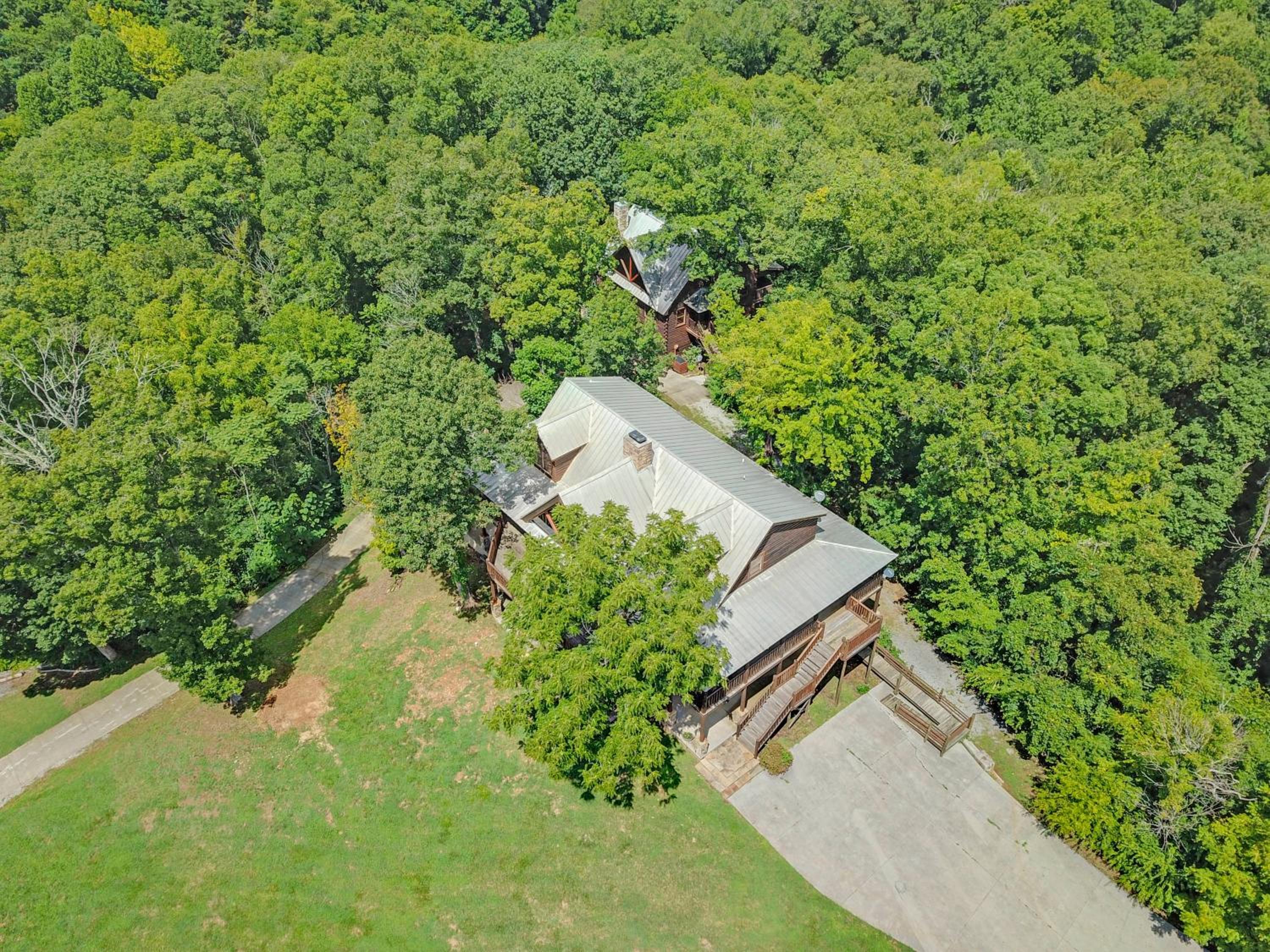 Paradise Glenn, Huge Cabin, Hot Tub, Game Room, 560 FREE tickets each paid day!