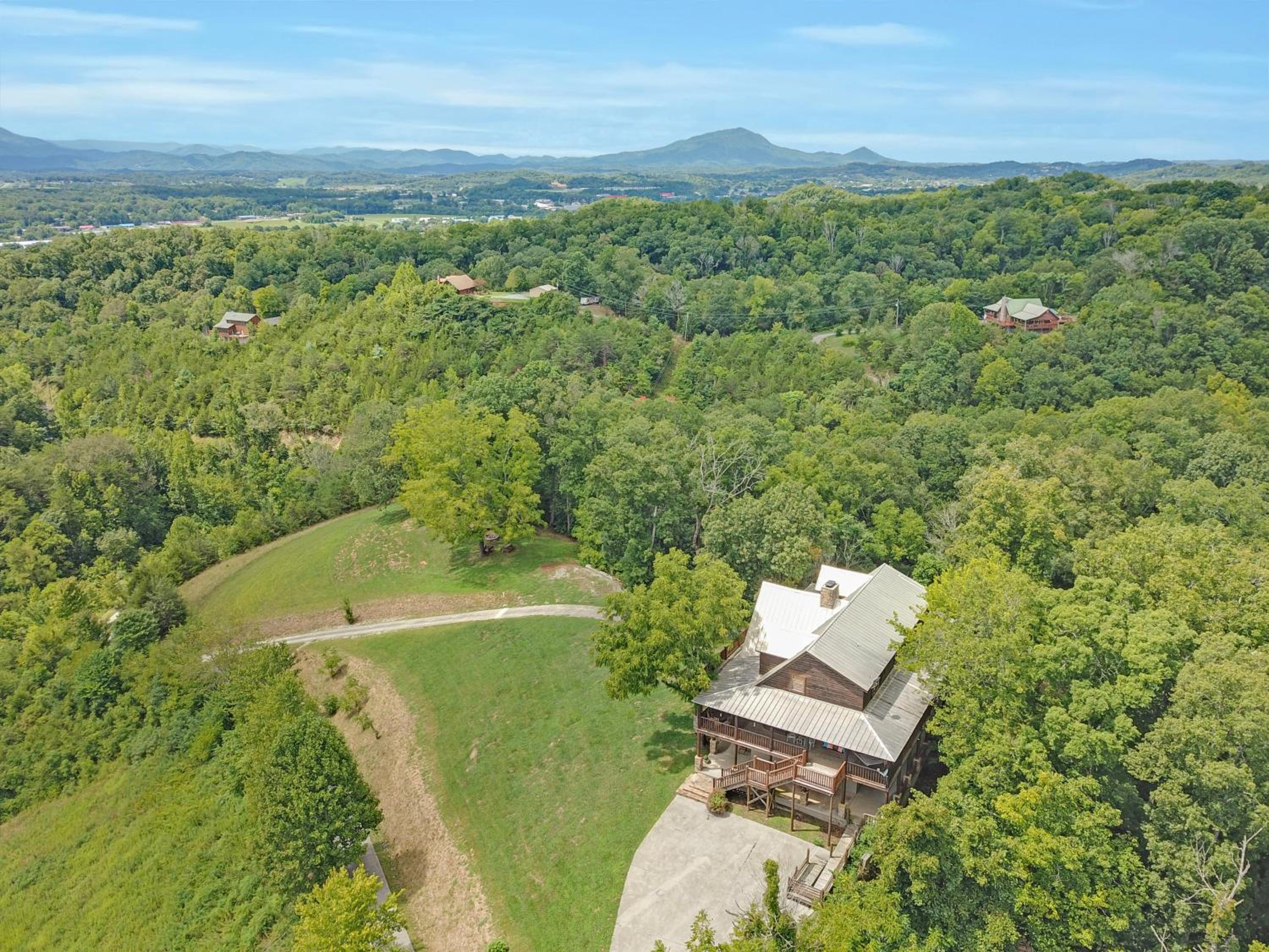Paradise Glenn, Huge Cabin, Hot Tub, Game Room, 560 FREE tickets each paid day!