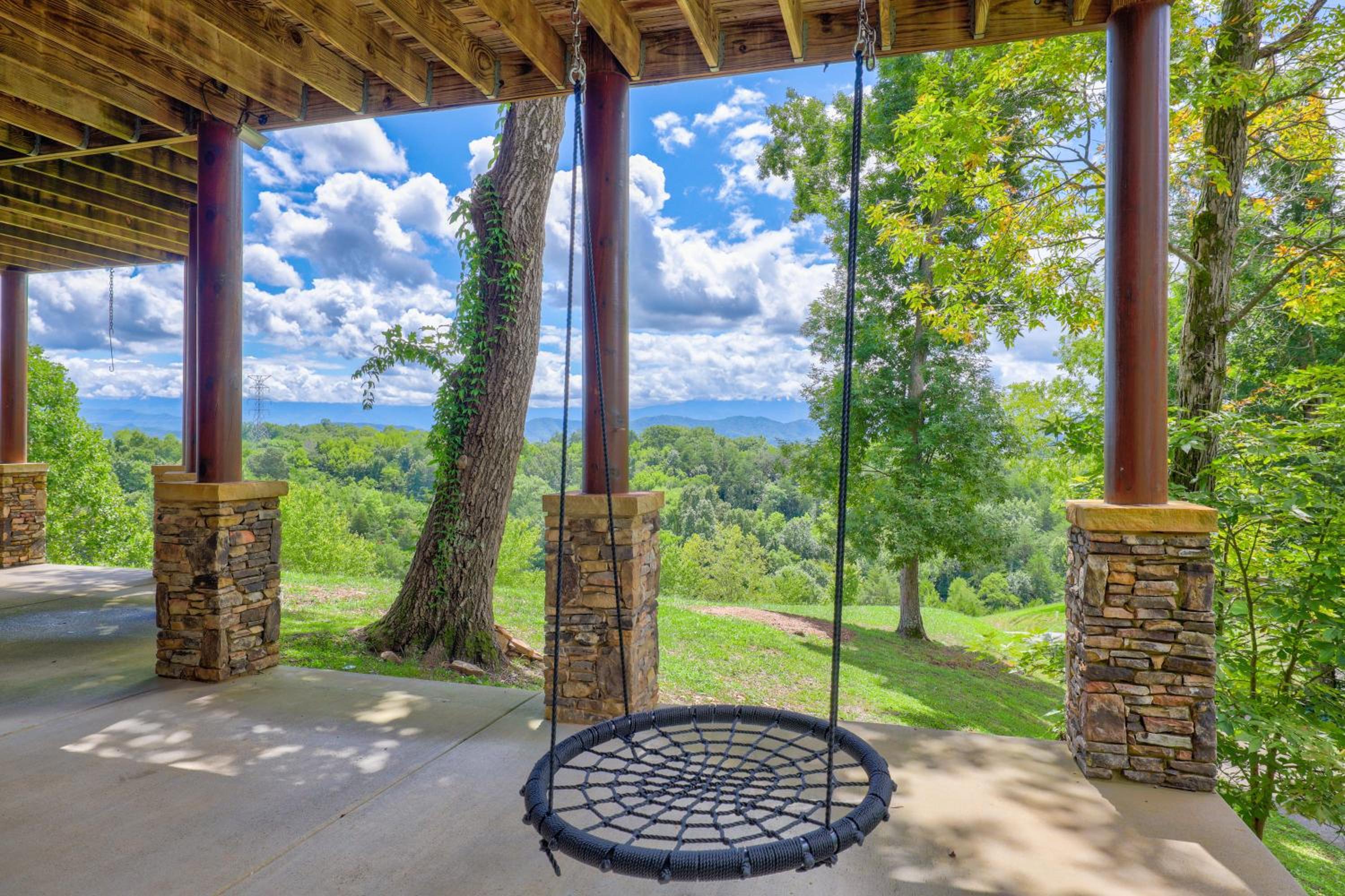 Paradise Glenn, Huge Cabin, Hot Tub, Game Room, 560 FREE tickets each paid day!