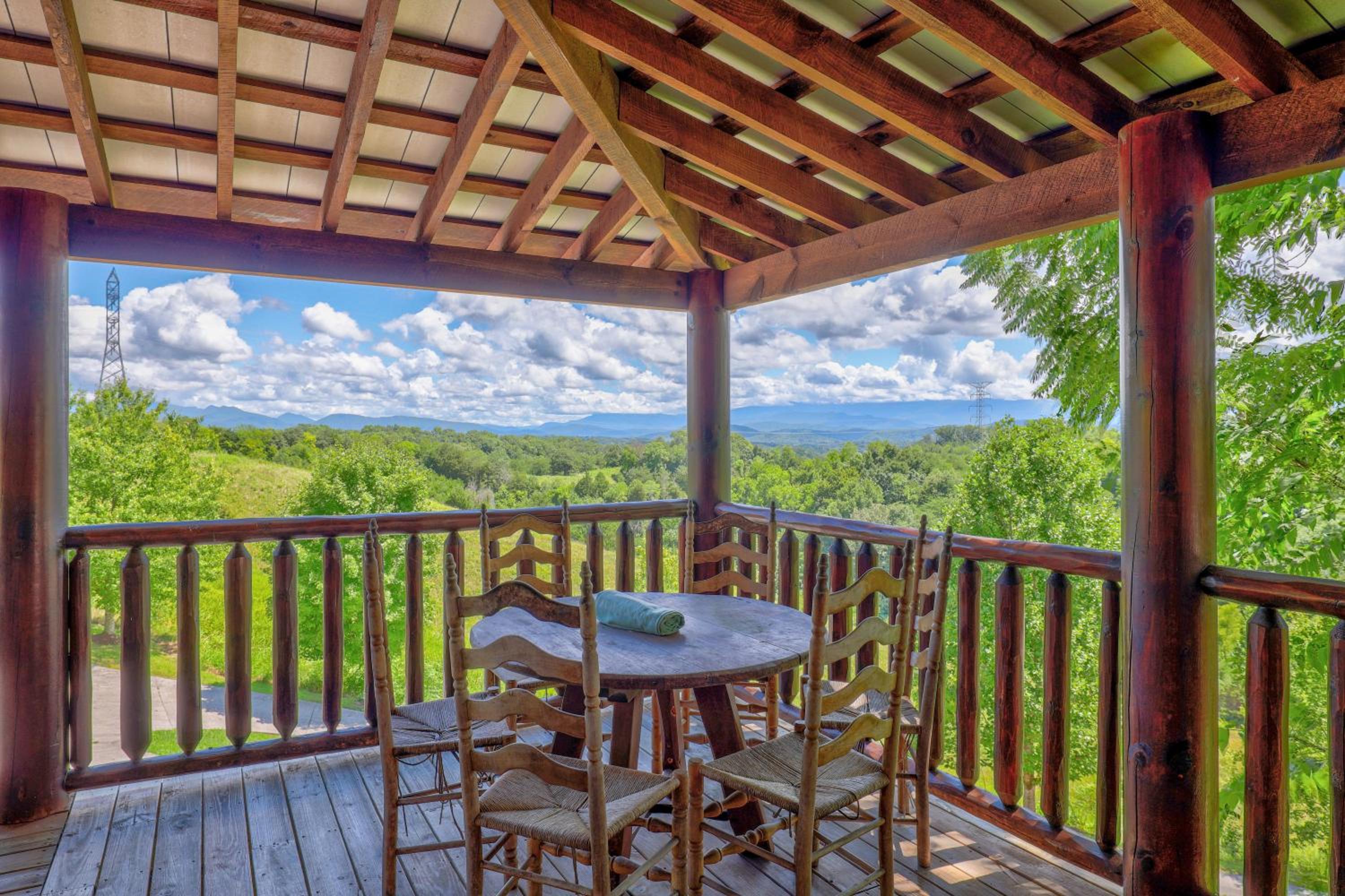 Paradise Glenn, Huge Cabin, Hot Tub, Game Room, 560 FREE tickets each paid day!