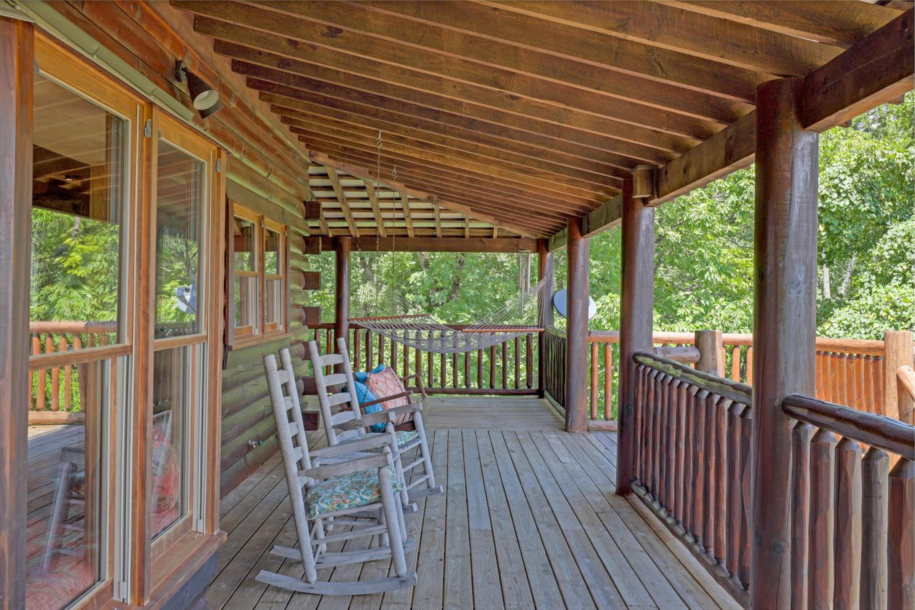 Paradise Glenn, Huge Cabin, Hot Tub, Game Room, 560 FREE tickets each paid day!