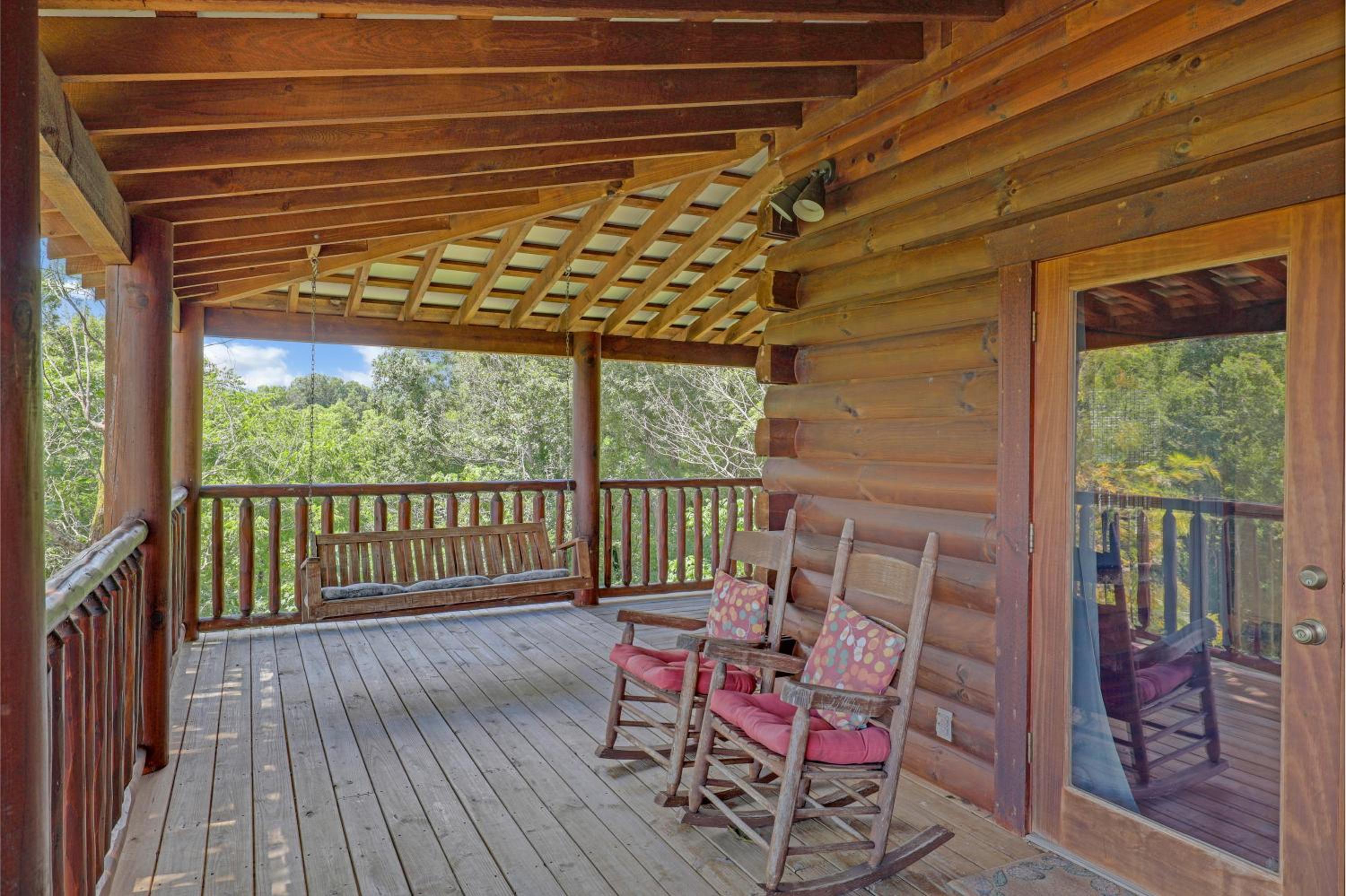 Paradise Glenn, Huge Cabin, Hot Tub, Game Room, 560 FREE tickets each paid day!