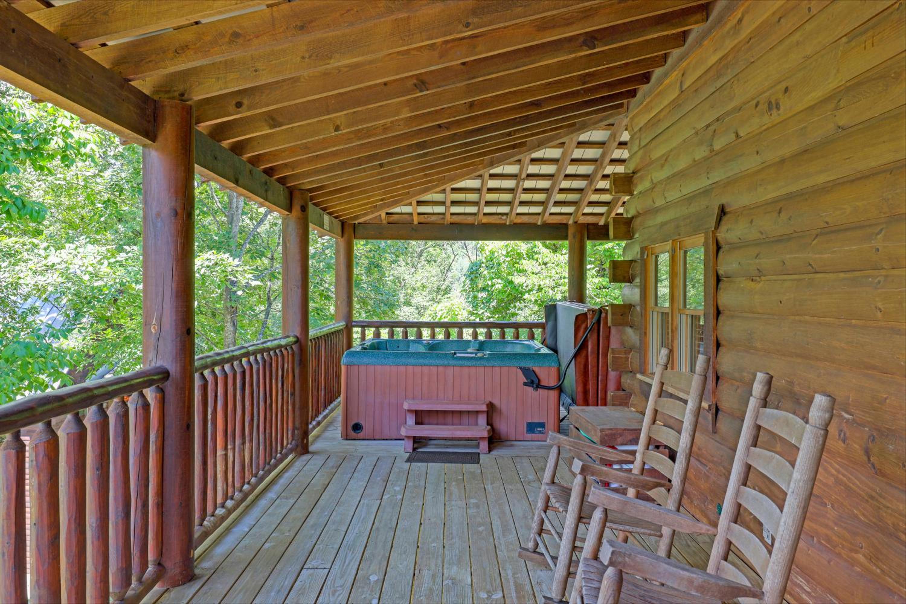 Paradise Glenn, Huge Cabin, Hot Tub, Game Room, 560 FREE tickets each paid day!