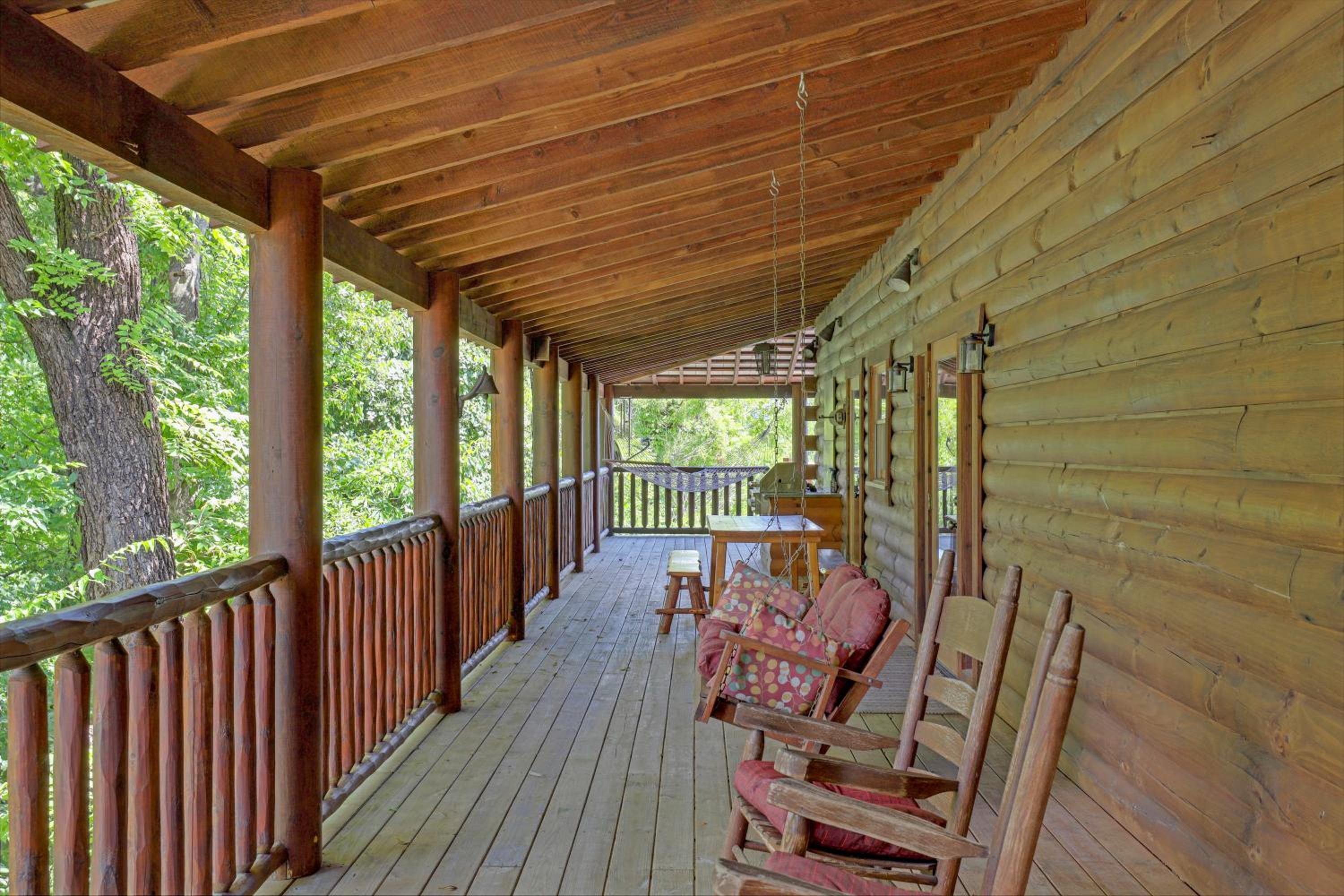 Paradise Glenn, Huge Cabin, Hot Tub, Game Room, 560 FREE tickets each paid day!