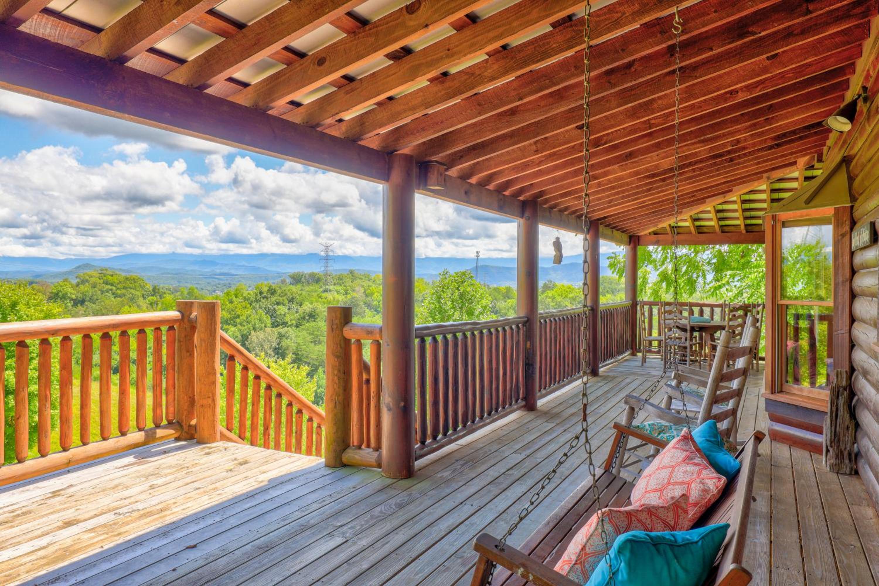 Paradise Glenn, Huge Cabin, Hot Tub, Game Room, 560 FREE tickets each paid day!