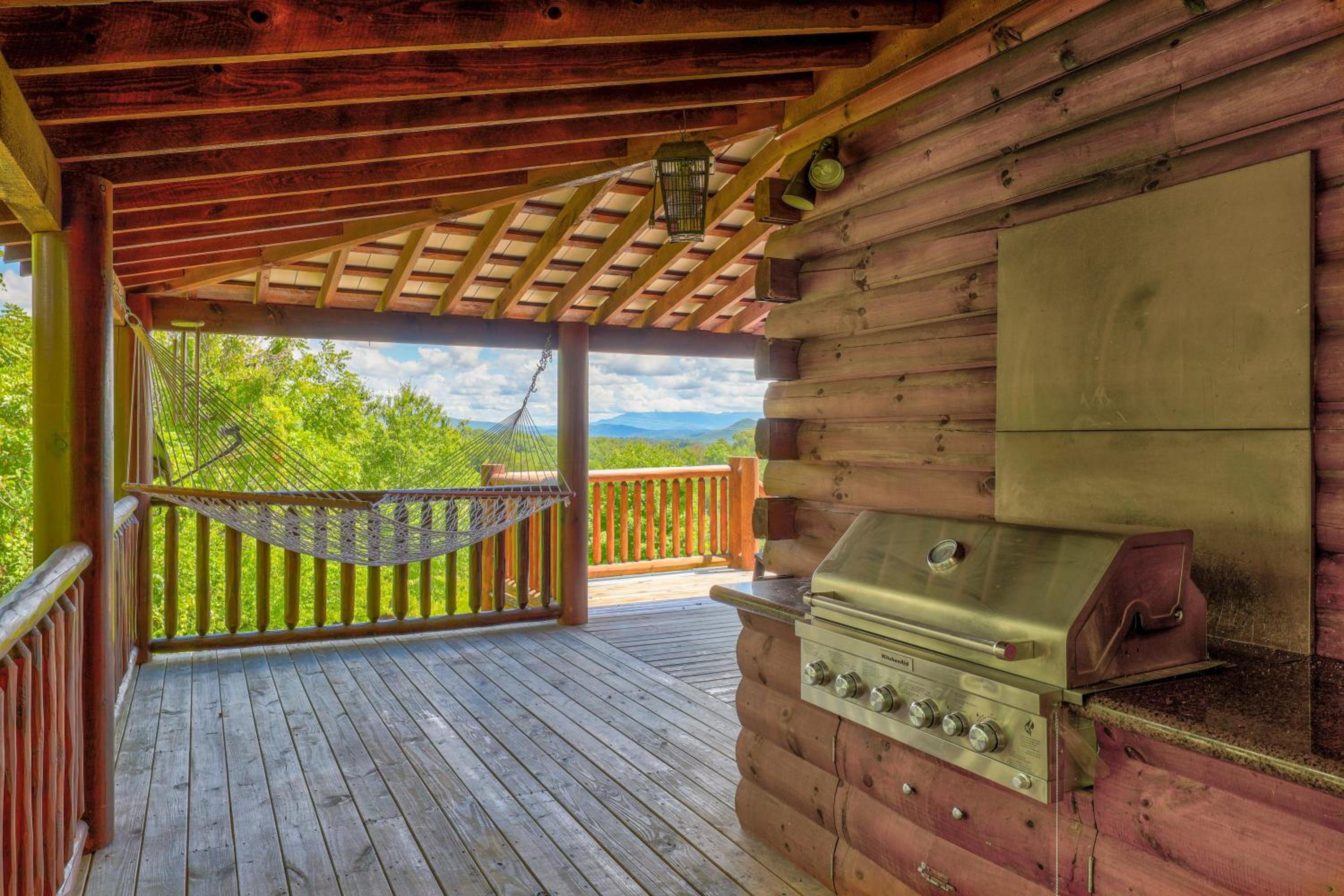 Paradise Glenn, Huge Cabin, Hot Tub, Game Room, 560 FREE tickets each paid day!