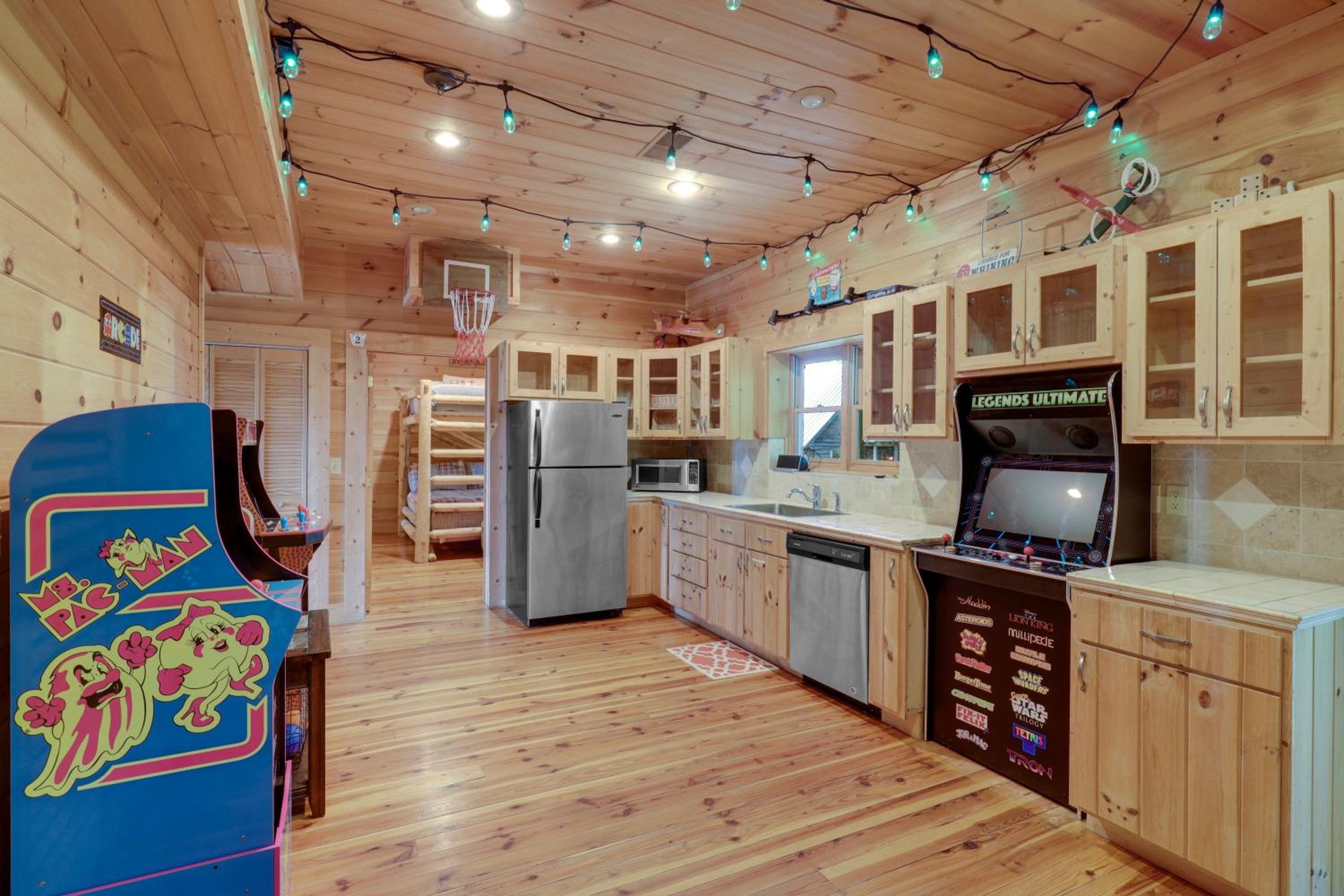 Paradise Glenn, Huge Cabin, Hot Tub, Game Room, 560 FREE tickets each paid day!