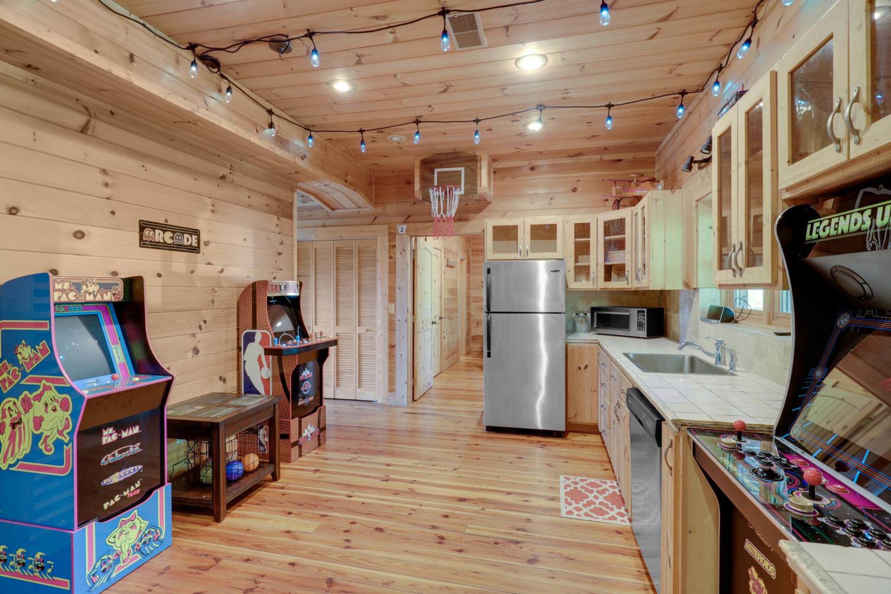 Paradise Glenn, Huge Cabin, Hot Tub, Game Room, 560 FREE tickets each paid day!
