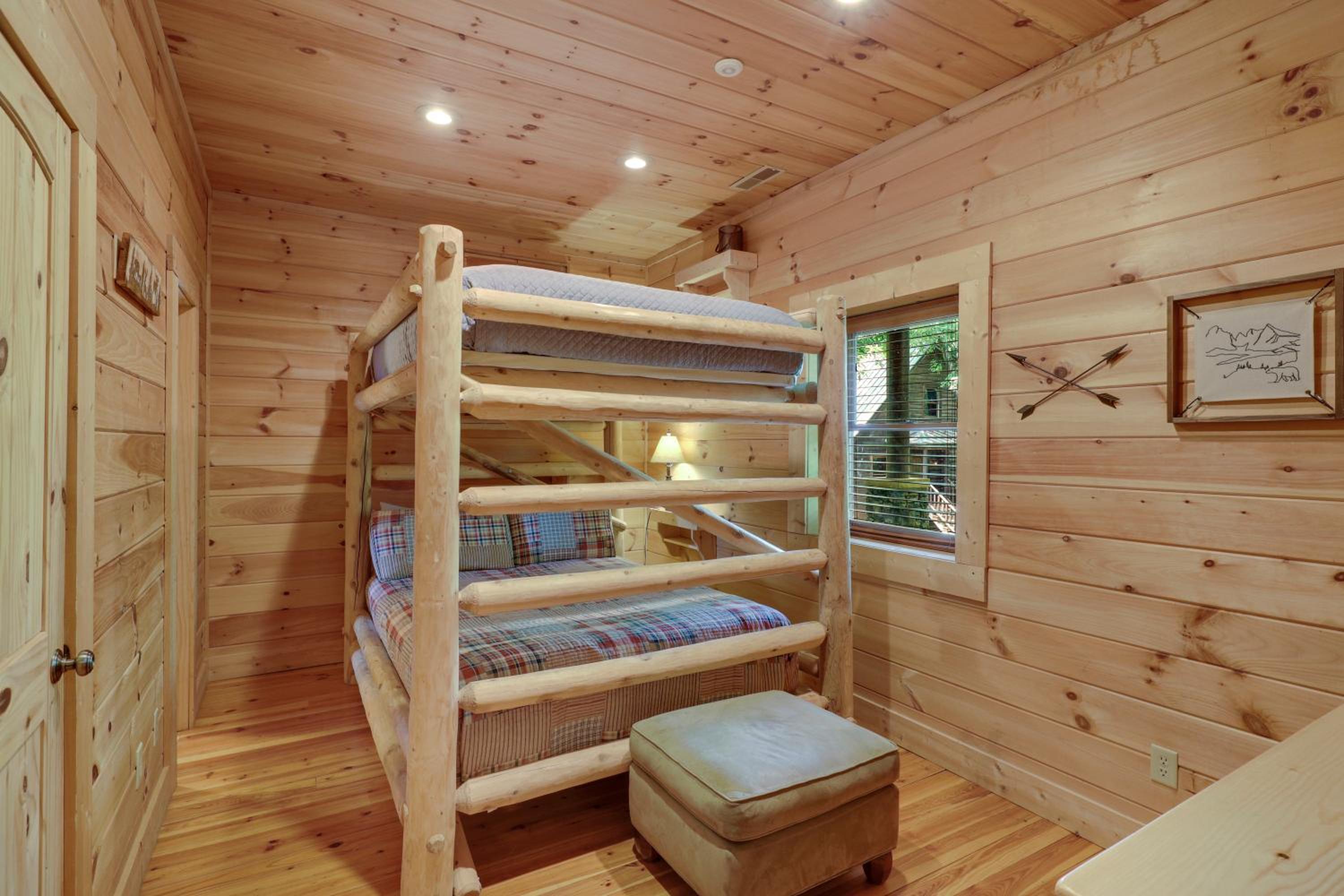 Paradise Glenn, Huge Cabin, Hot Tub, Game Room, 560 FREE tickets each paid day!