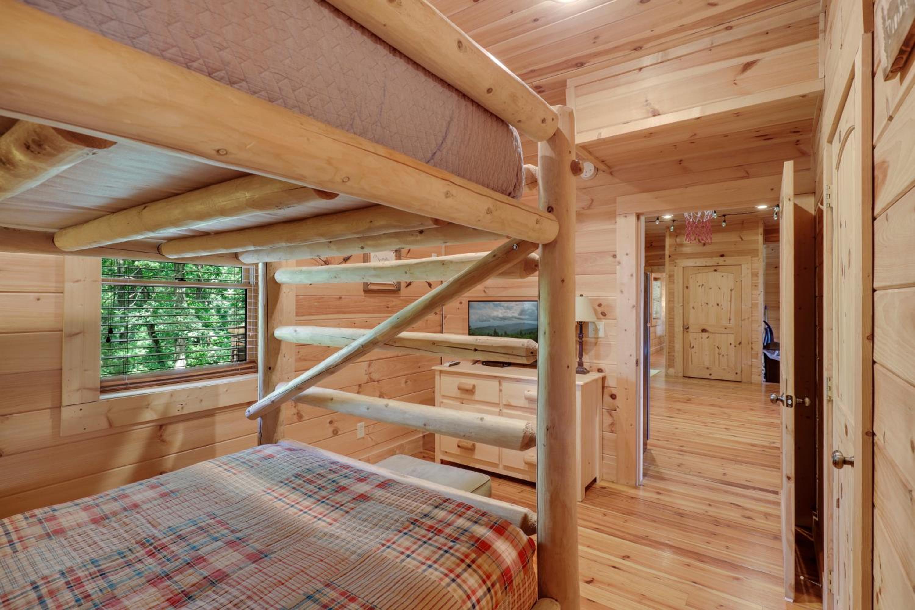 Paradise Glenn, Huge Cabin, Hot Tub, Game Room, 560 FREE tickets each paid day!