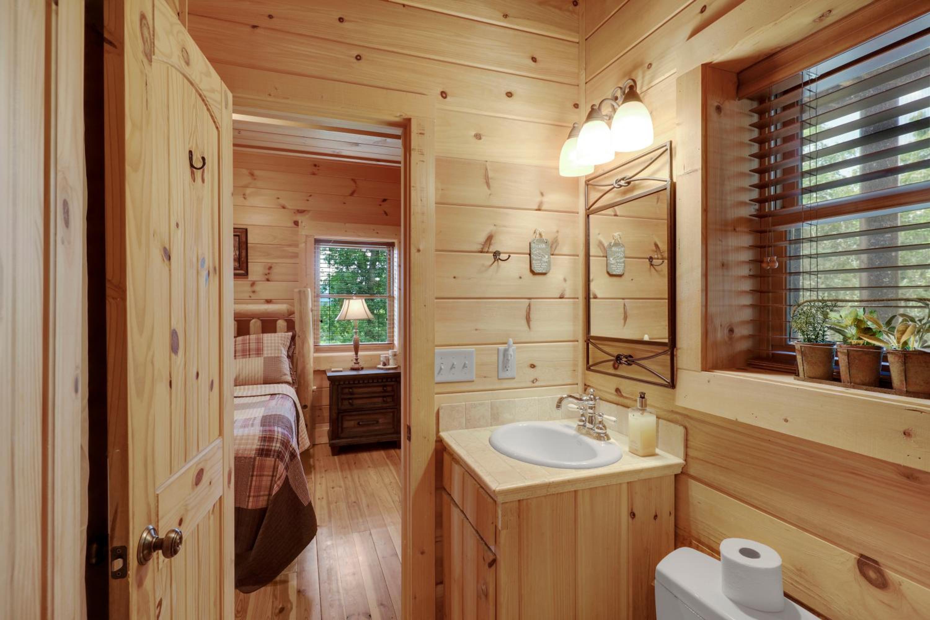 Paradise Glenn, Huge Cabin, Hot Tub, Game Room, 560 FREE tickets each paid day!