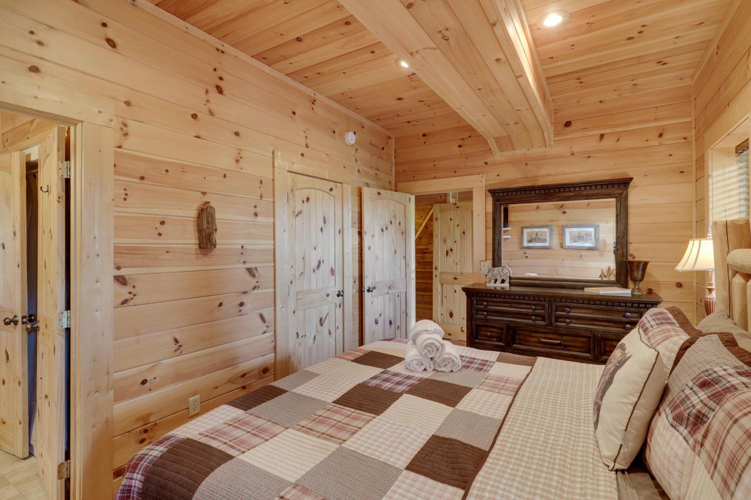 Paradise Glenn, Huge Cabin, Hot Tub, Game Room, 560 FREE tickets each paid day!
