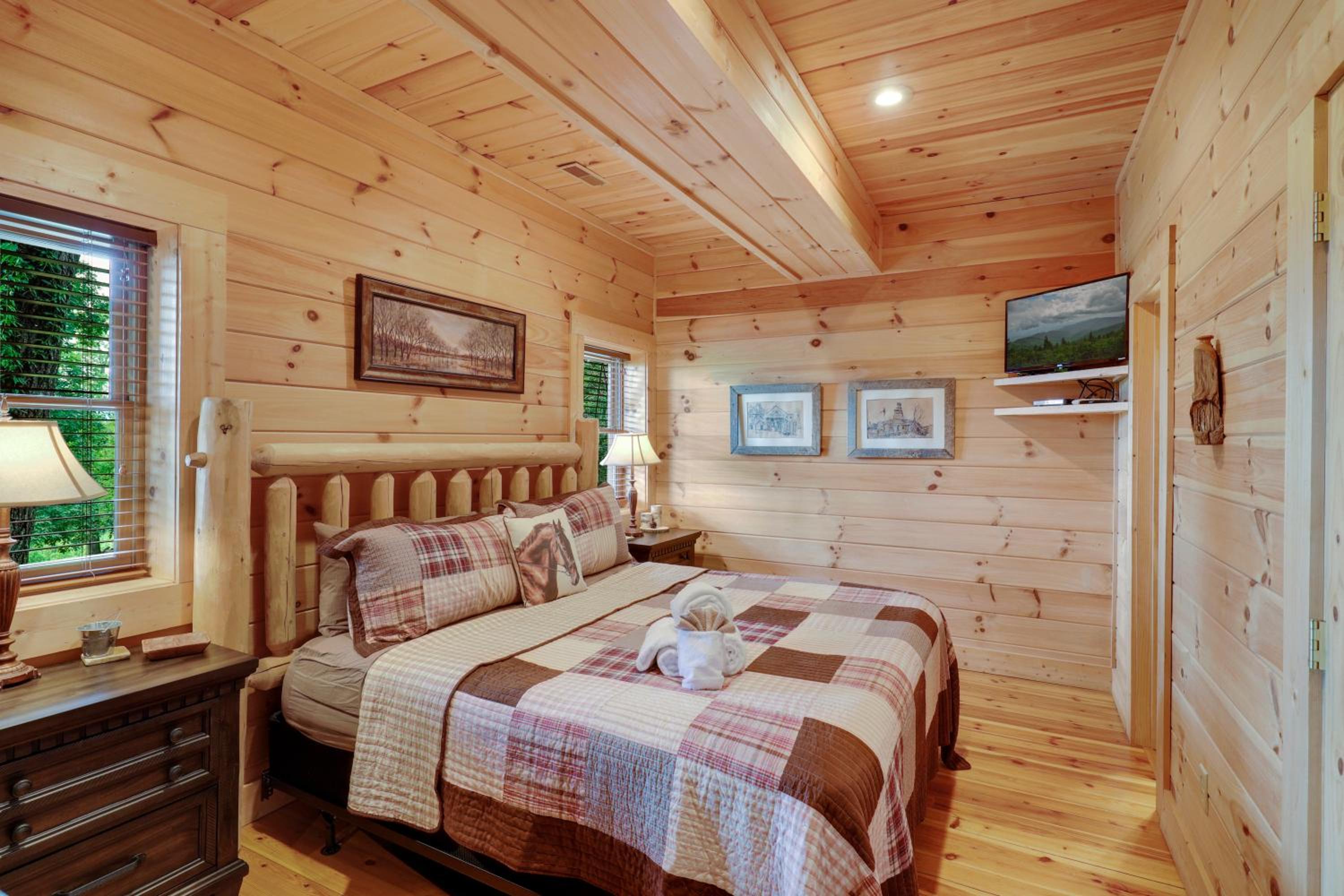Paradise Glenn, Huge Cabin, Hot Tub, Game Room, 560 FREE tickets each paid day!