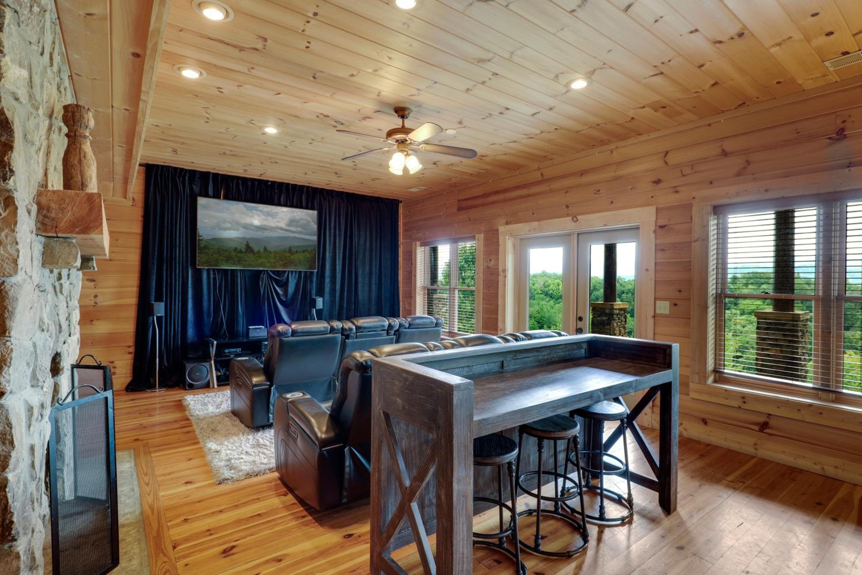 Paradise Glenn, Huge Cabin, Hot Tub, Game Room, 560 FREE tickets each paid day!