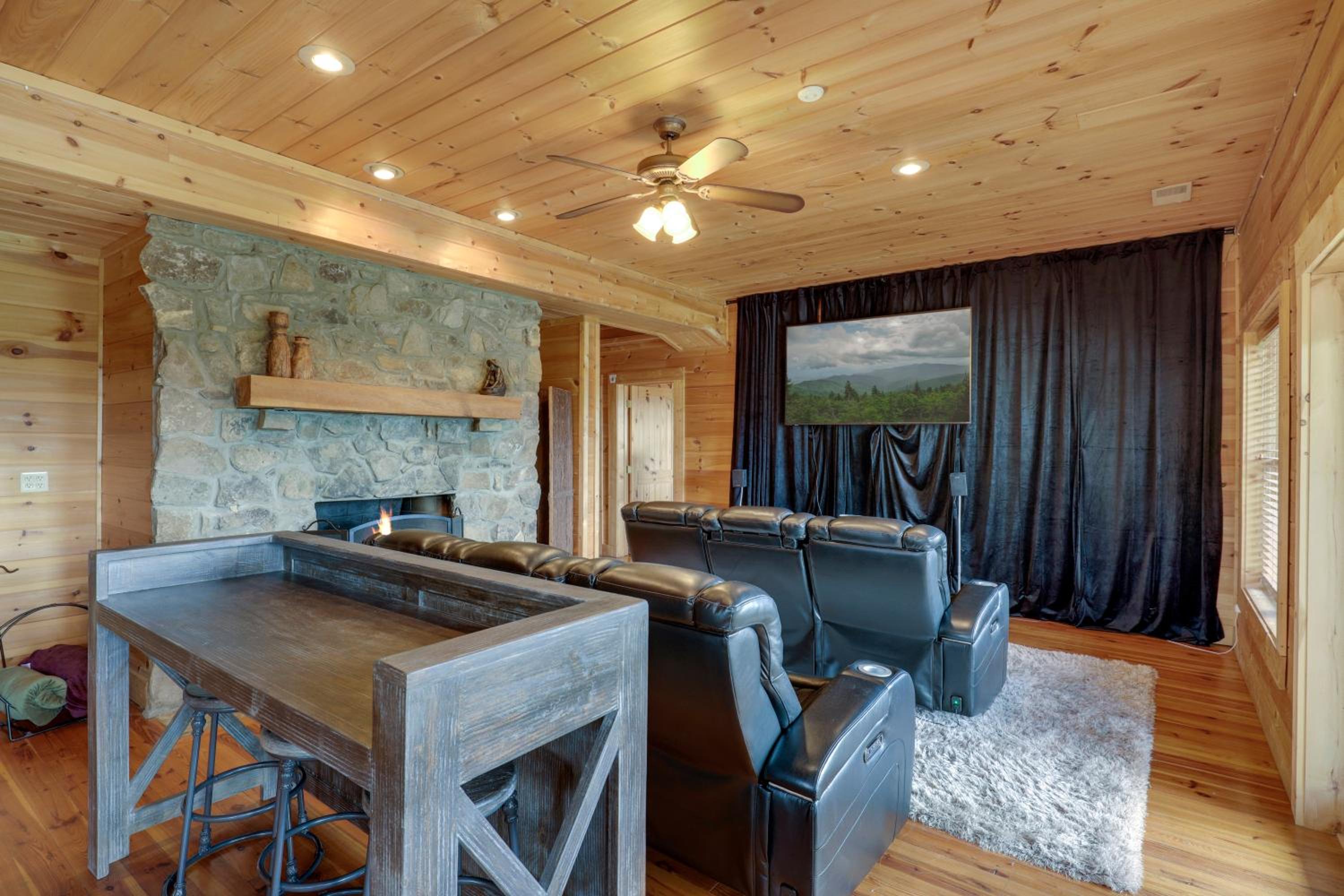 Paradise Glenn, Huge Cabin, Hot Tub, Game Room, 560 FREE tickets each paid day!