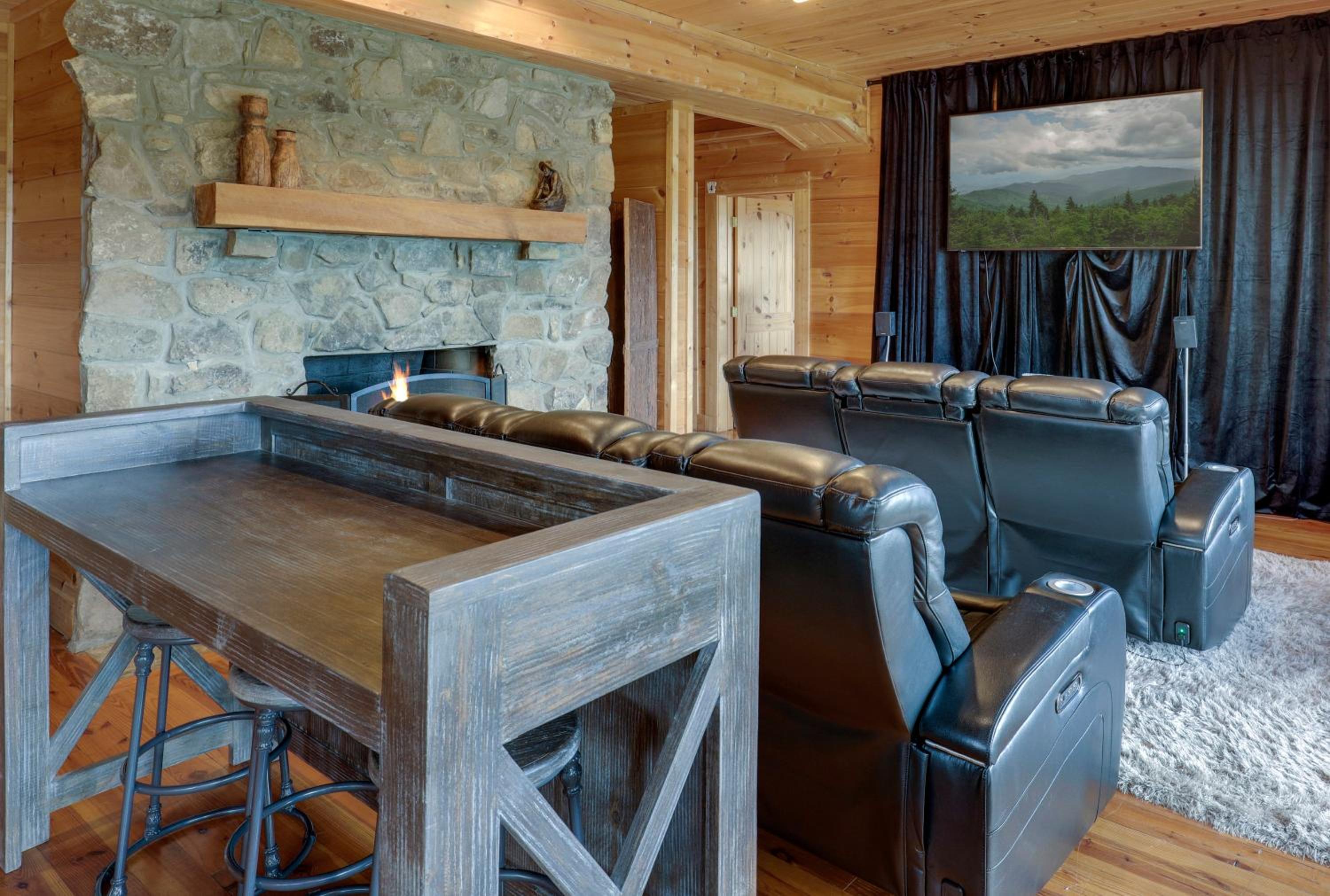 Paradise Glenn, Huge Cabin, Hot Tub, Game Room, 560 FREE tickets each paid day!