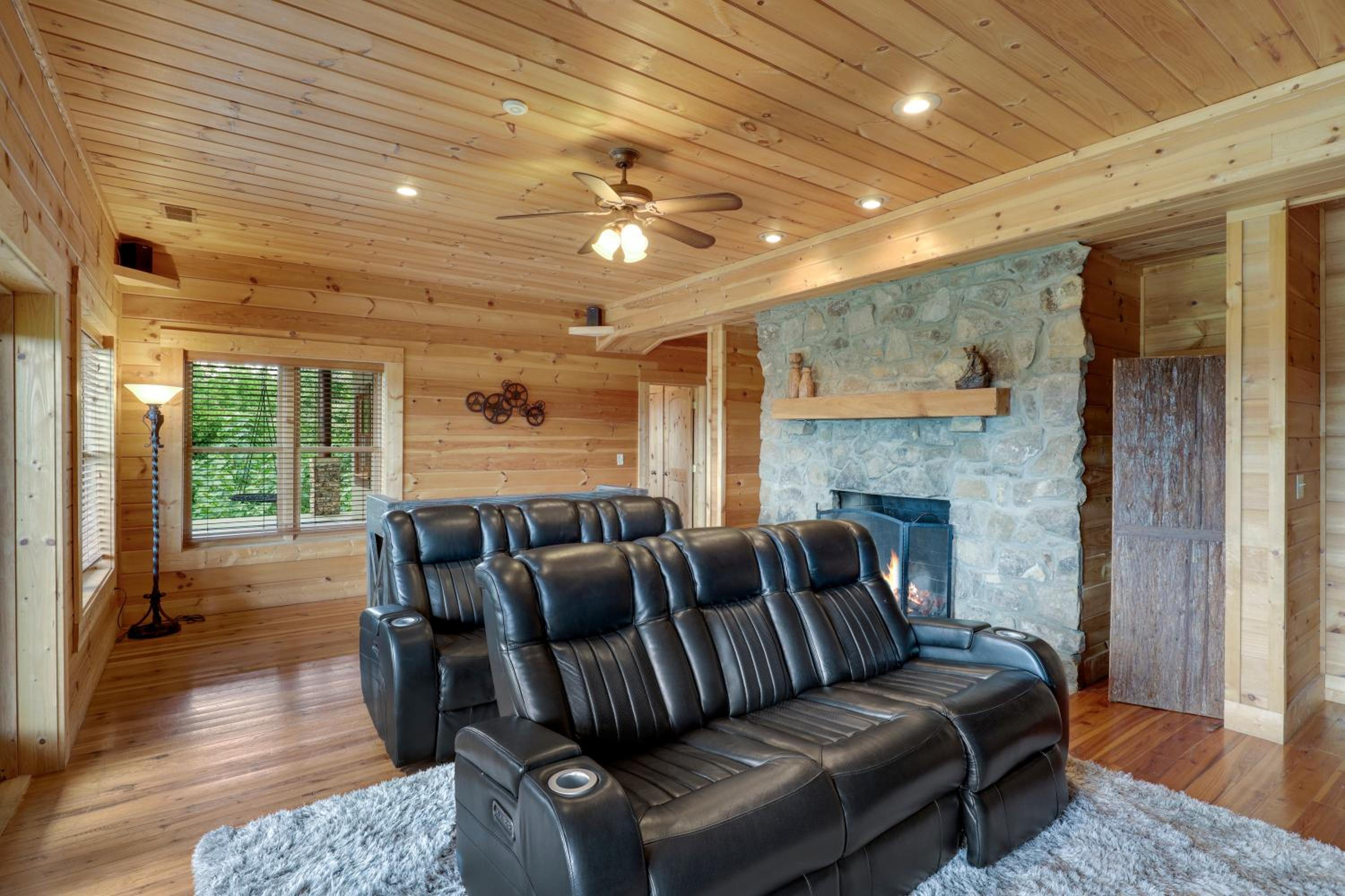Paradise Glenn, Huge Cabin, Hot Tub, Game Room, 560 FREE tickets each paid day!