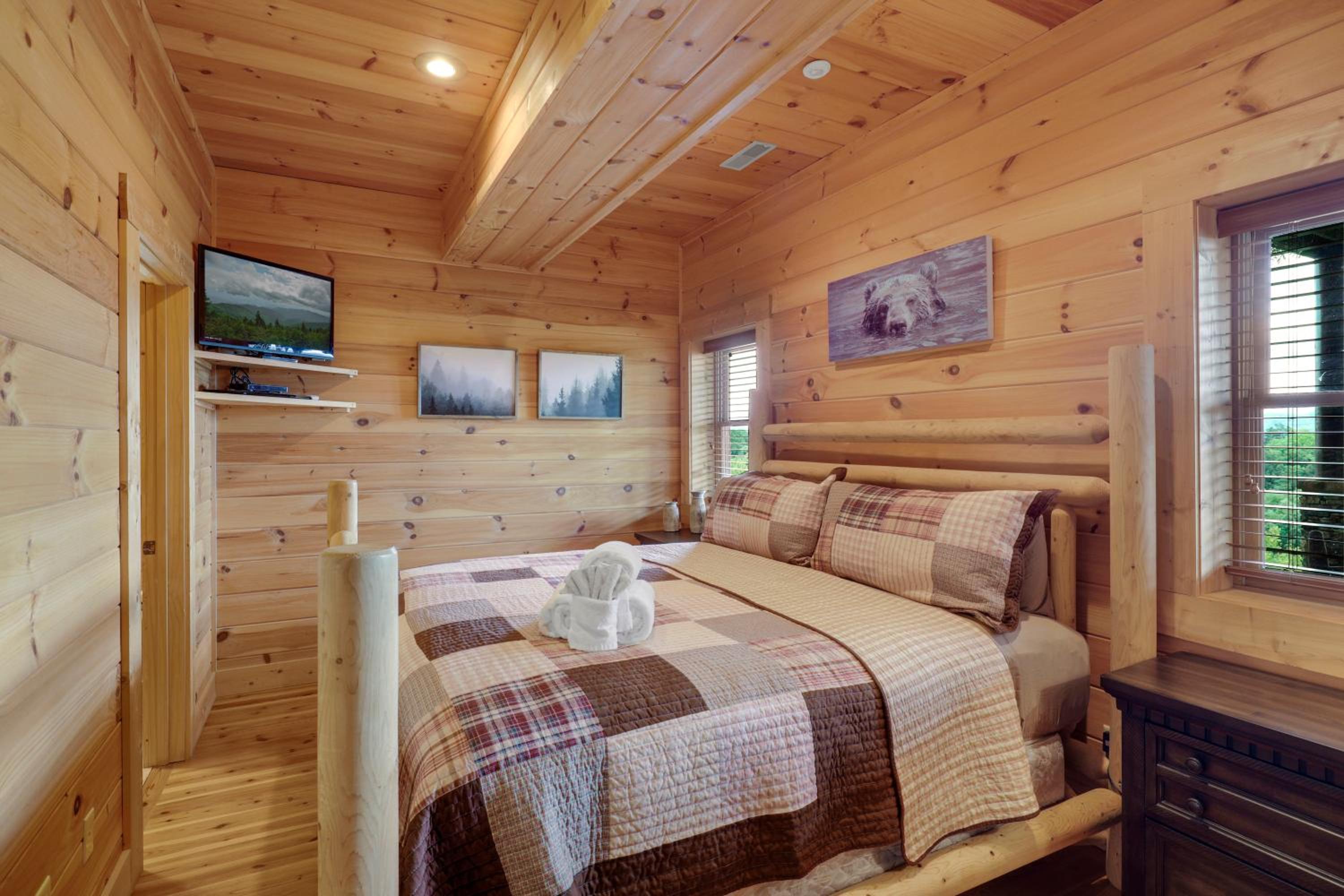 Paradise Glenn, Huge Cabin, Hot Tub, Game Room, 560 FREE tickets each paid day!