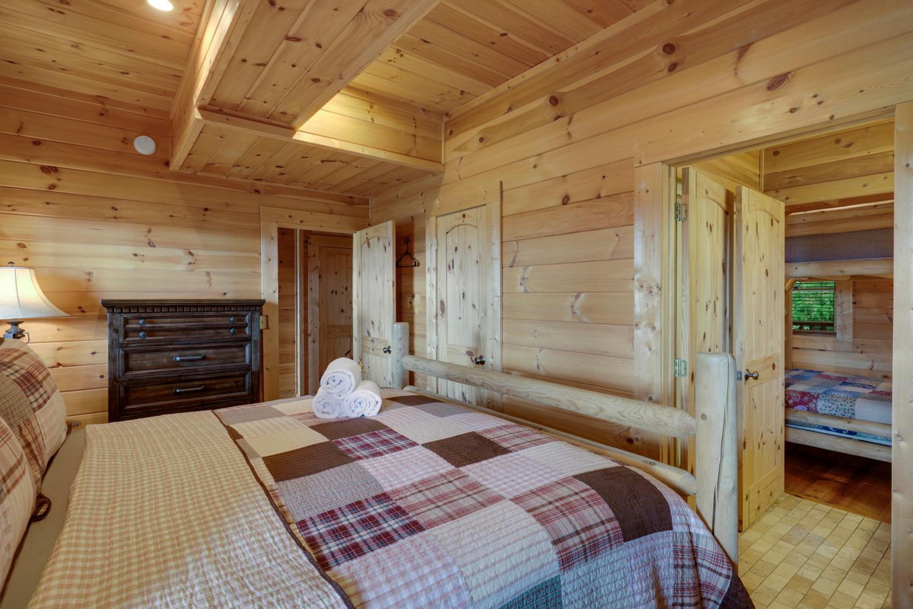 Paradise Glenn, Huge Cabin, Hot Tub, Game Room, 560 FREE tickets each paid day!