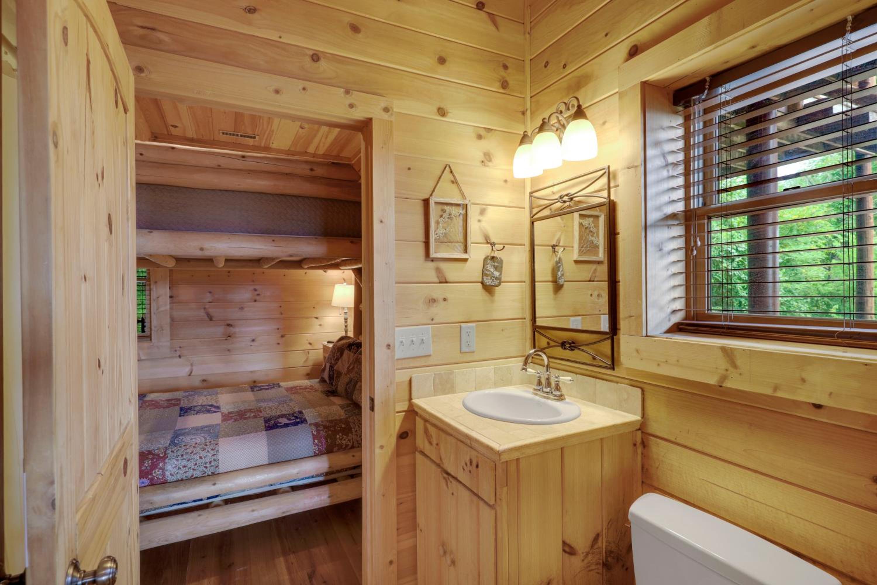Paradise Glenn, Huge Cabin, Hot Tub, Game Room, 560 FREE tickets each paid day!