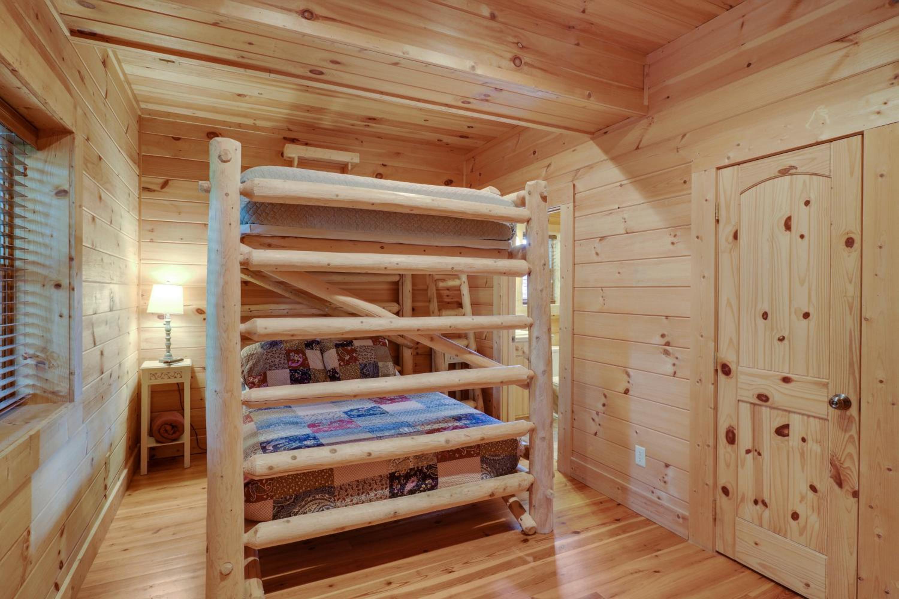 Paradise Glenn, Huge Cabin, Hot Tub, Game Room, 560 FREE tickets each paid day!