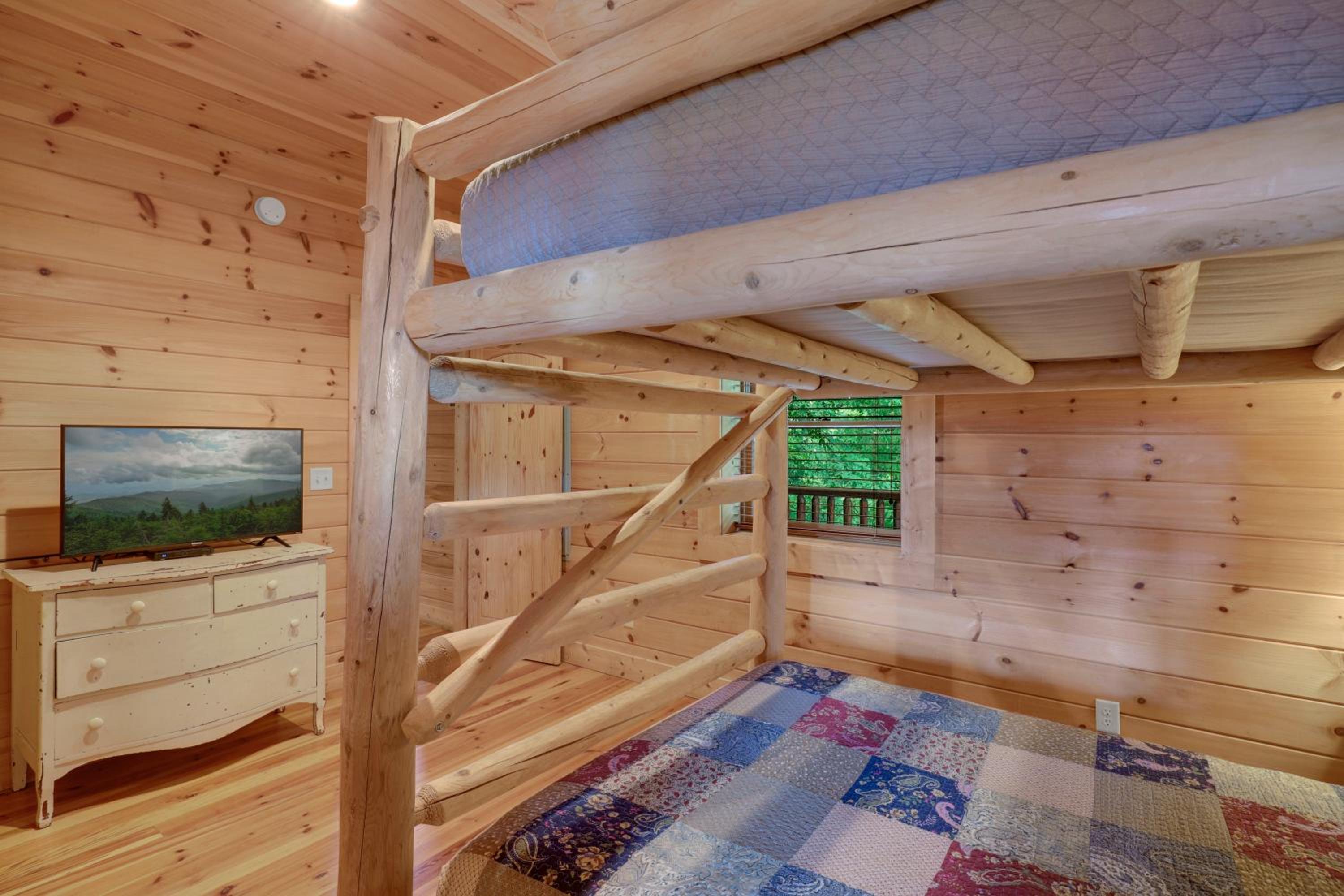 Paradise Glenn, Huge Cabin, Hot Tub, Game Room, 560 FREE tickets each paid day!