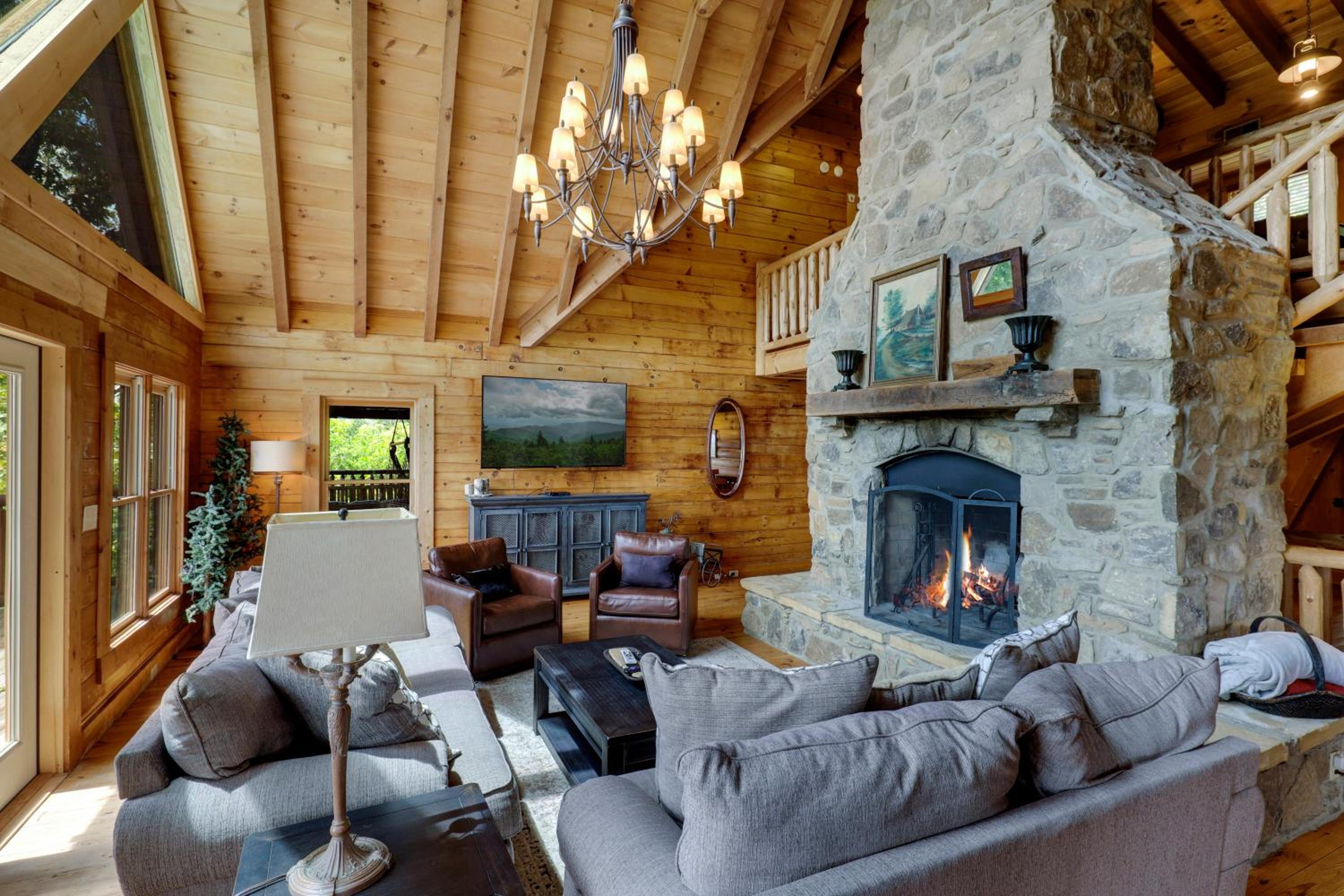 Paradise Glenn, Huge Cabin, Hot Tub, Game Room, 560 FREE tickets each paid day!