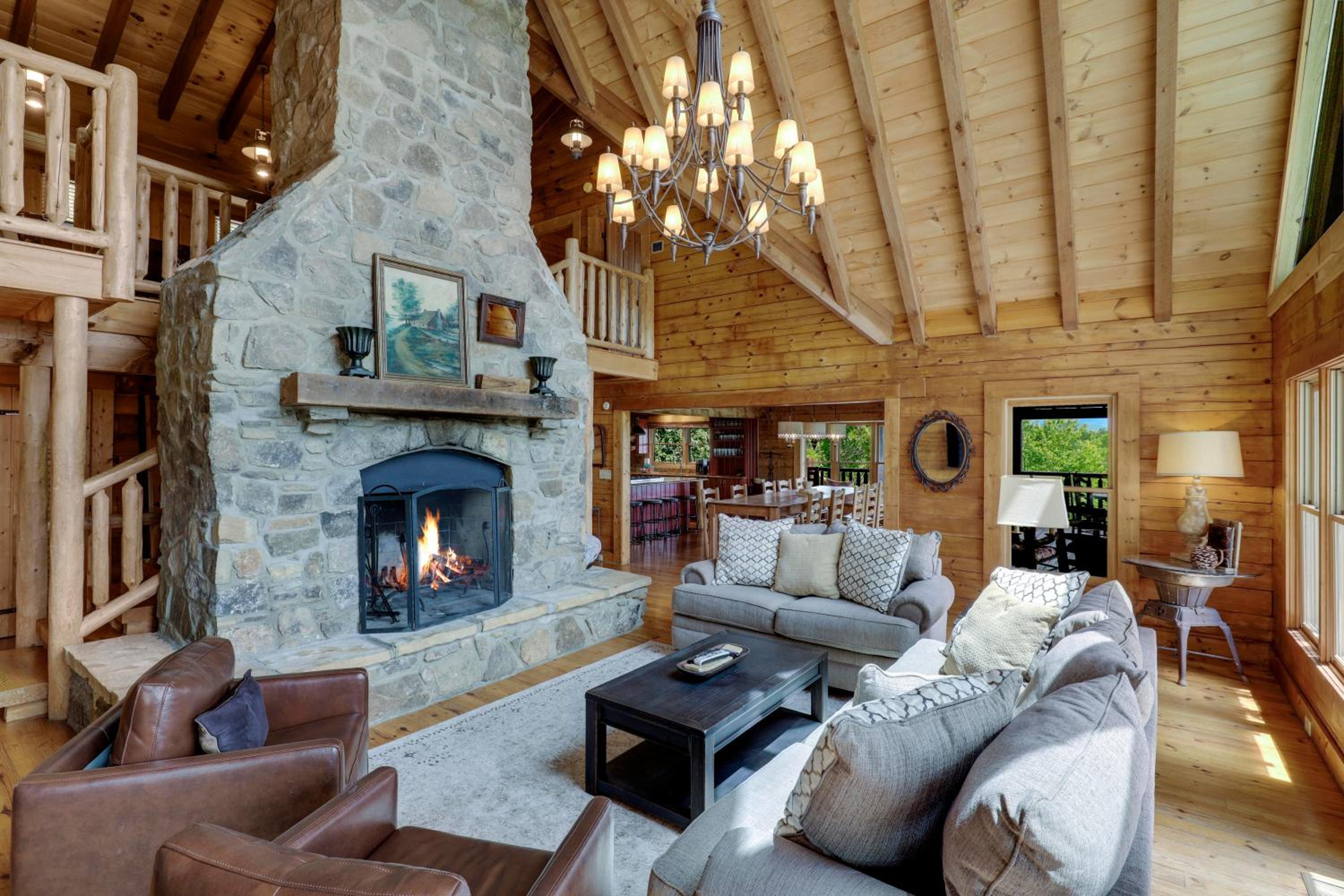 Paradise Glenn, Huge Cabin, Hot Tub, Game Room, 560 FREE tickets each paid day!