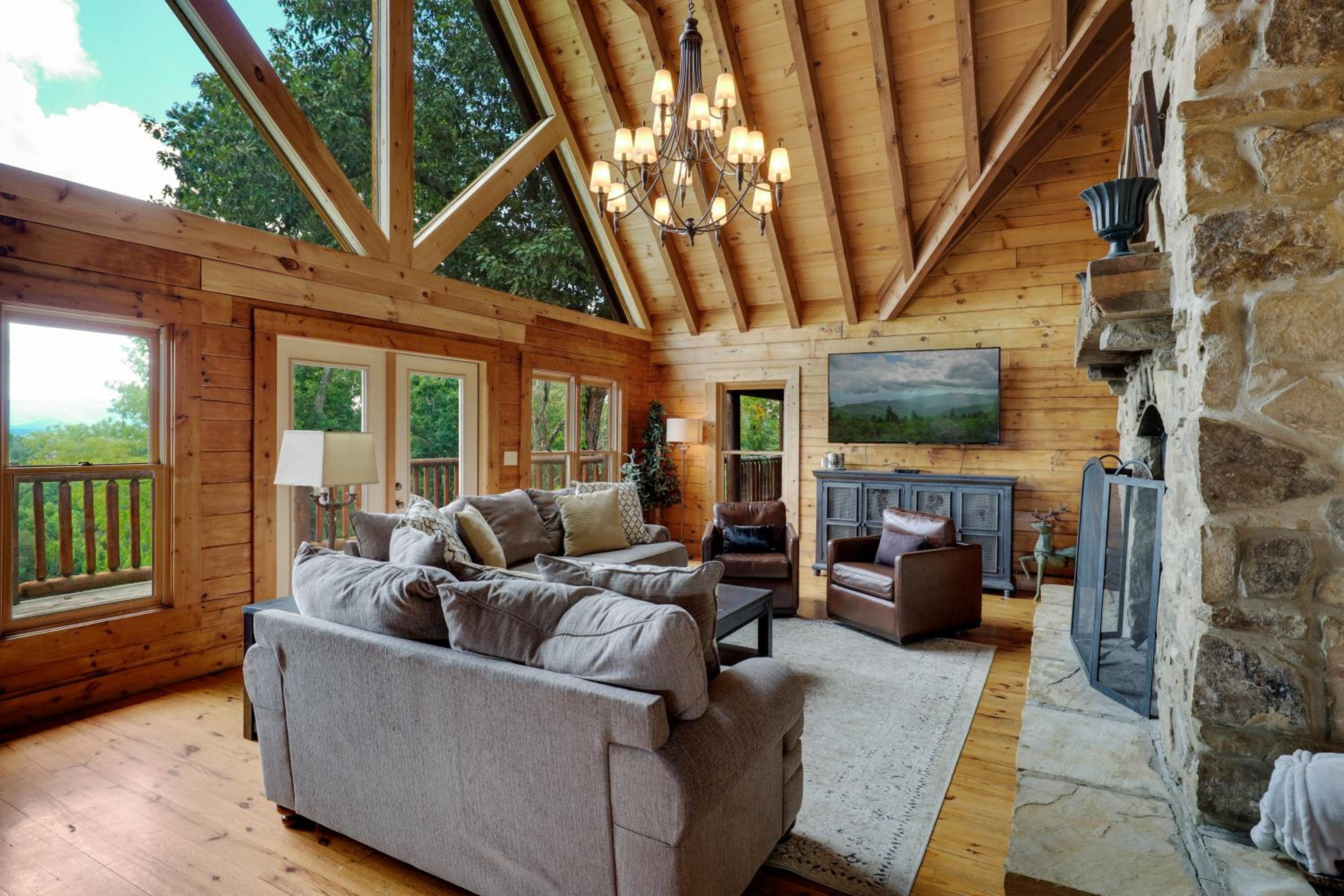 Paradise Glenn, Huge Cabin, Hot Tub, Game Room, 560 FREE tickets each paid day!