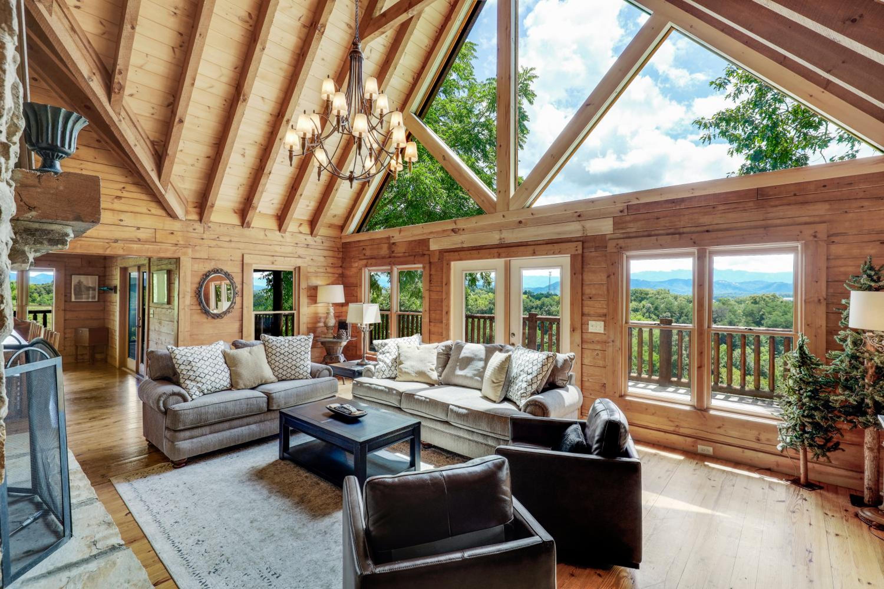 Paradise Glenn, Huge Cabin, Hot Tub, Game Room, 560 FREE tickets each paid day!