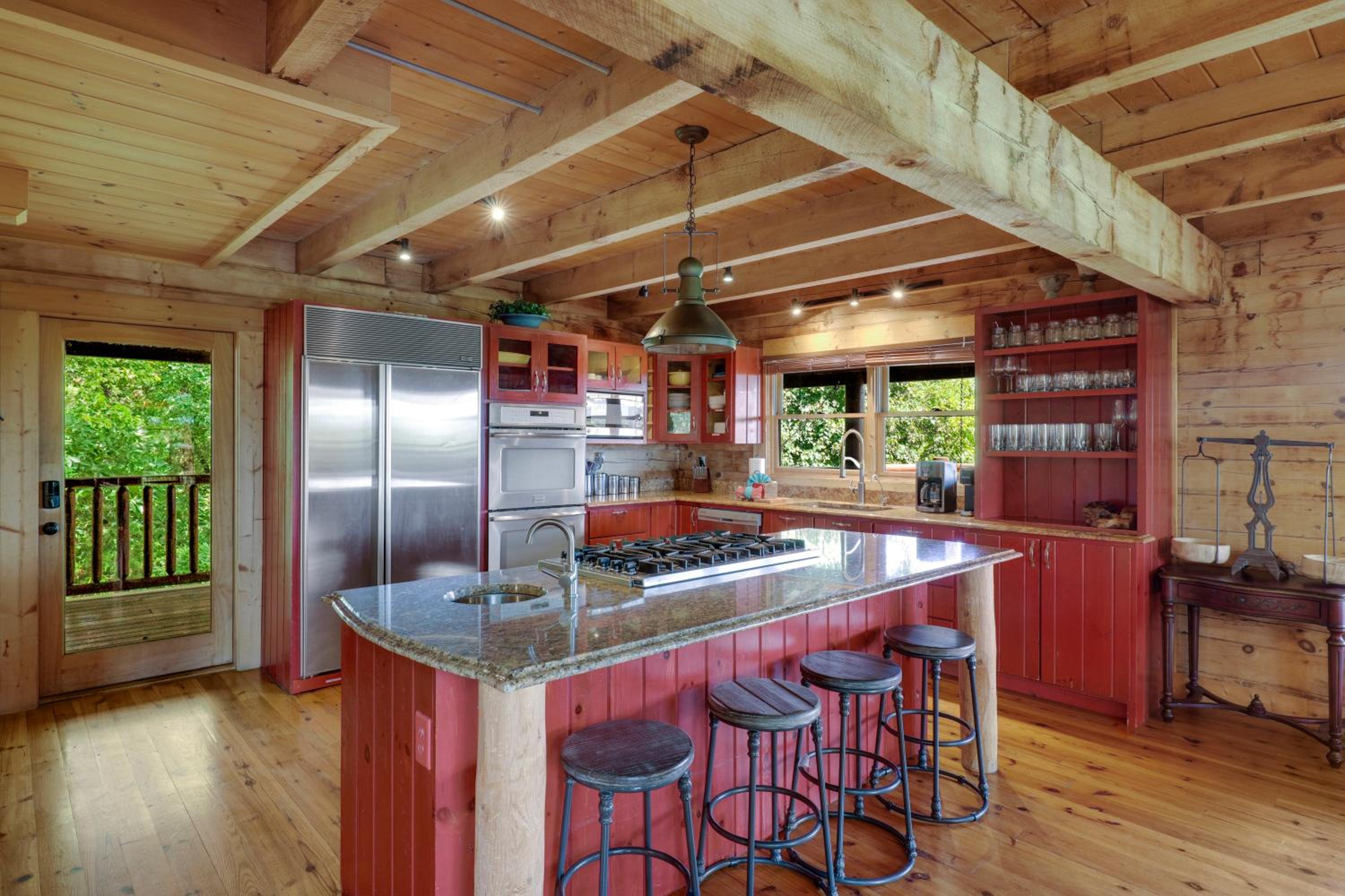 Paradise Glenn, Huge Cabin, Hot Tub, Game Room, 560 FREE tickets each paid day!