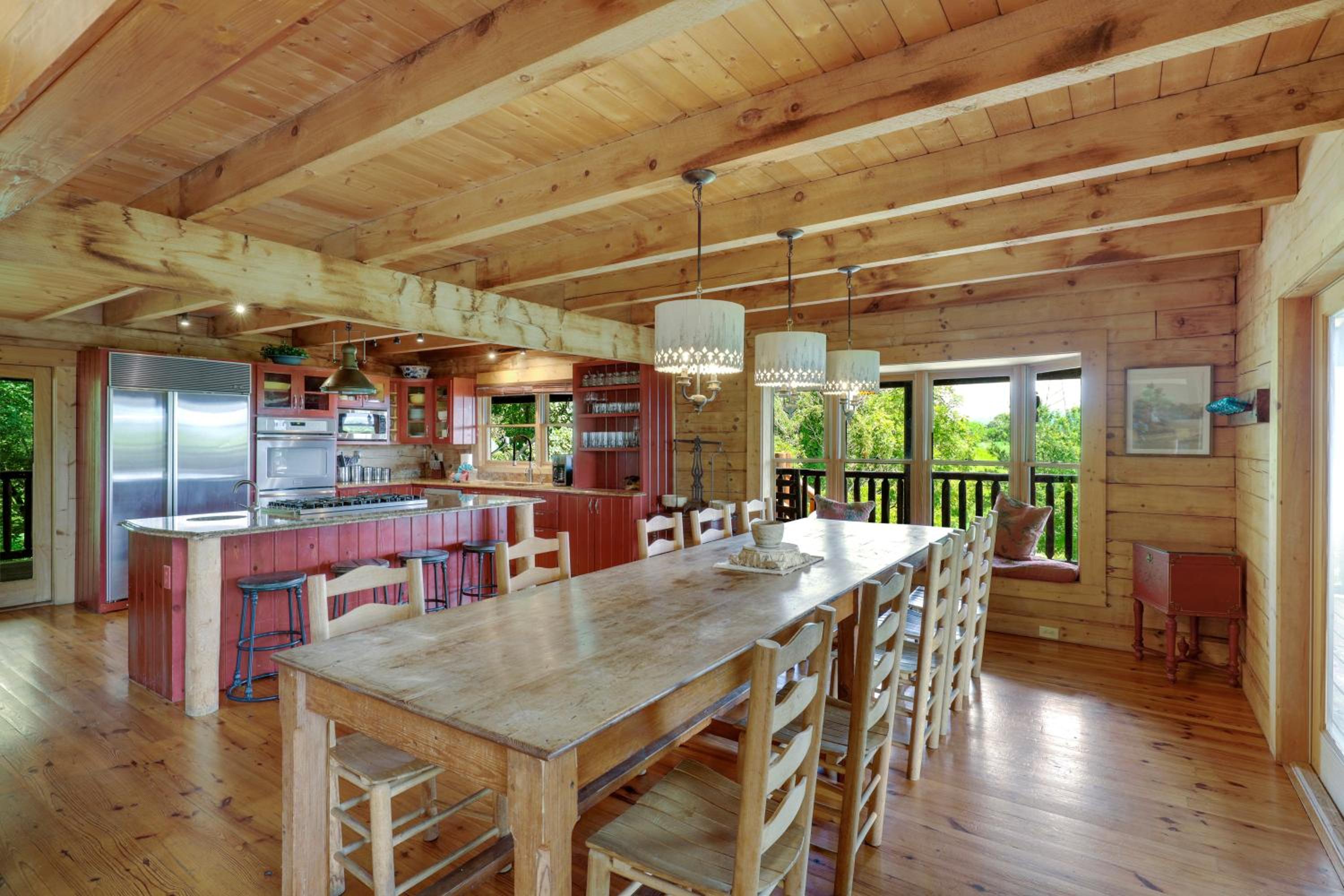 Paradise Glenn, Huge Cabin, Hot Tub, Game Room, 560 FREE tickets each paid day!