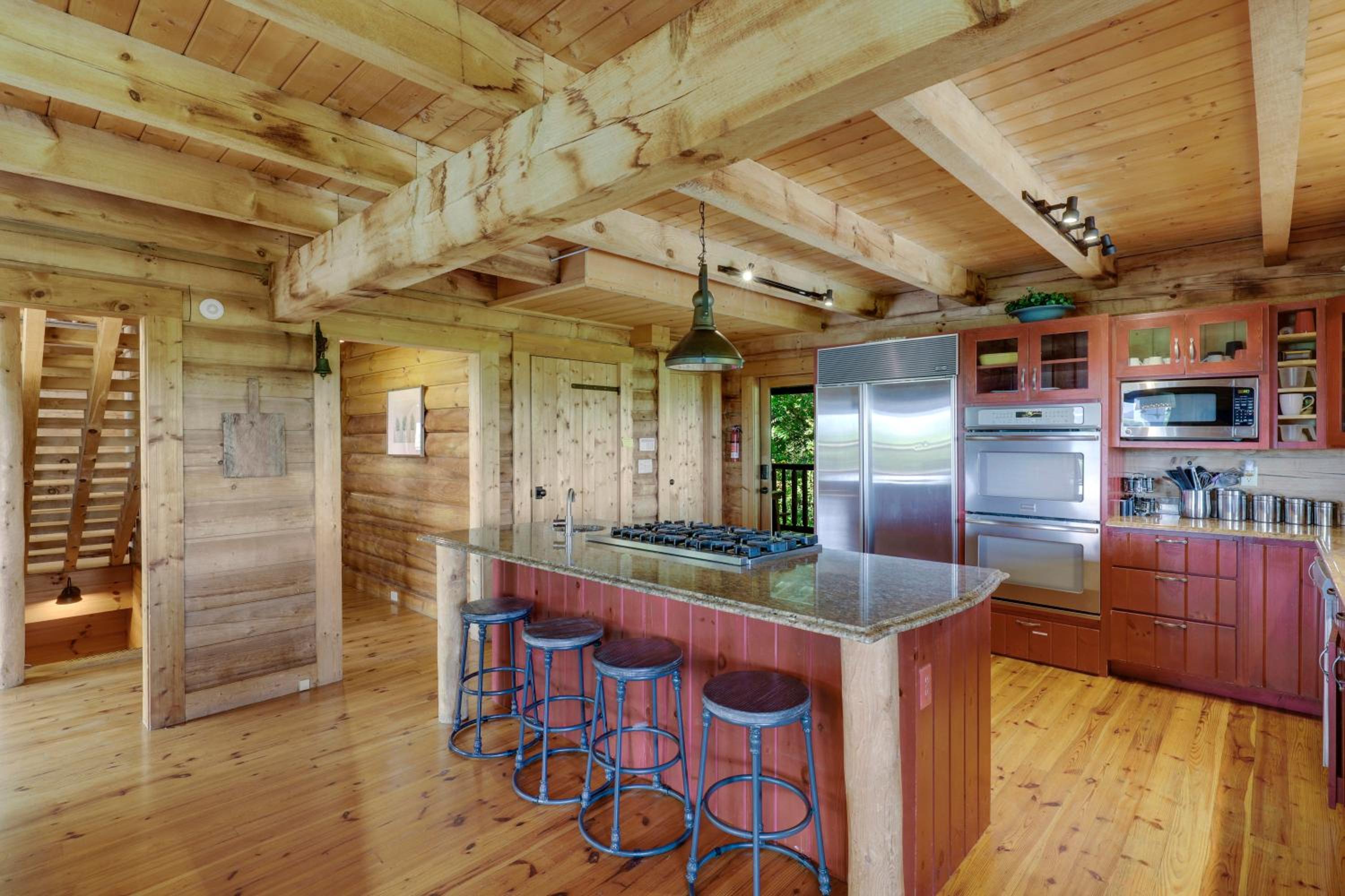Paradise Glenn, Huge Cabin, Hot Tub, Game Room, 560 FREE tickets each paid day!