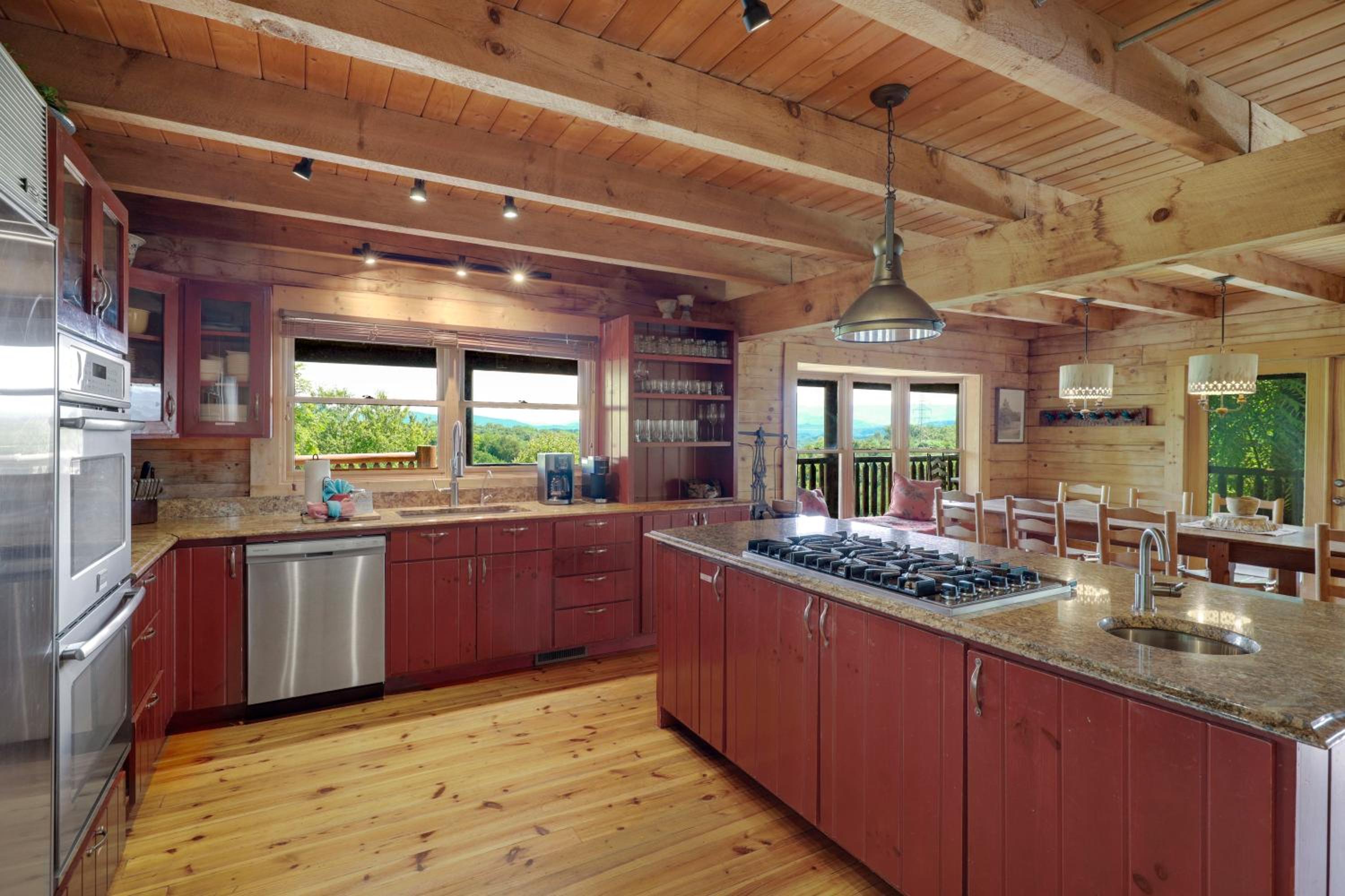 Paradise Glenn, Huge Cabin, Hot Tub, Game Room, 560 FREE tickets each paid day!
