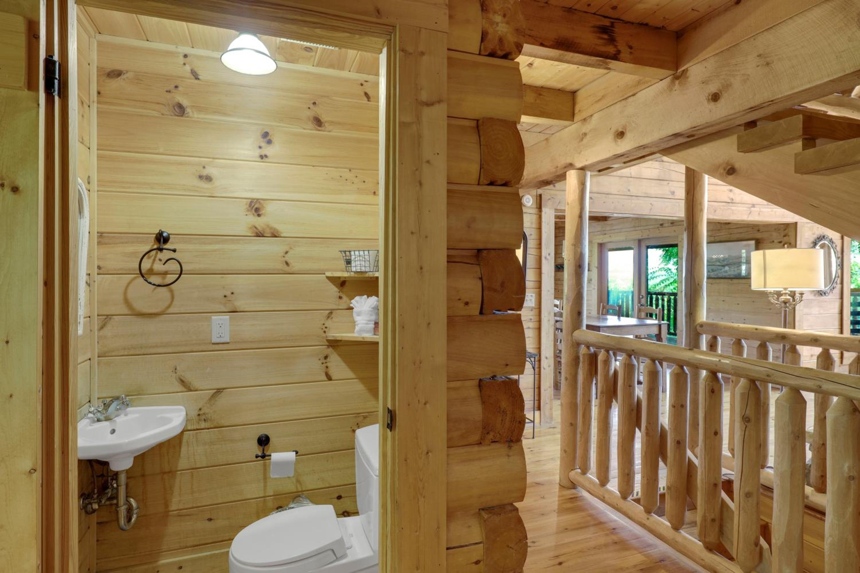 Paradise Glenn, Huge Cabin, Hot Tub, Game Room, 560 FREE tickets each paid day!