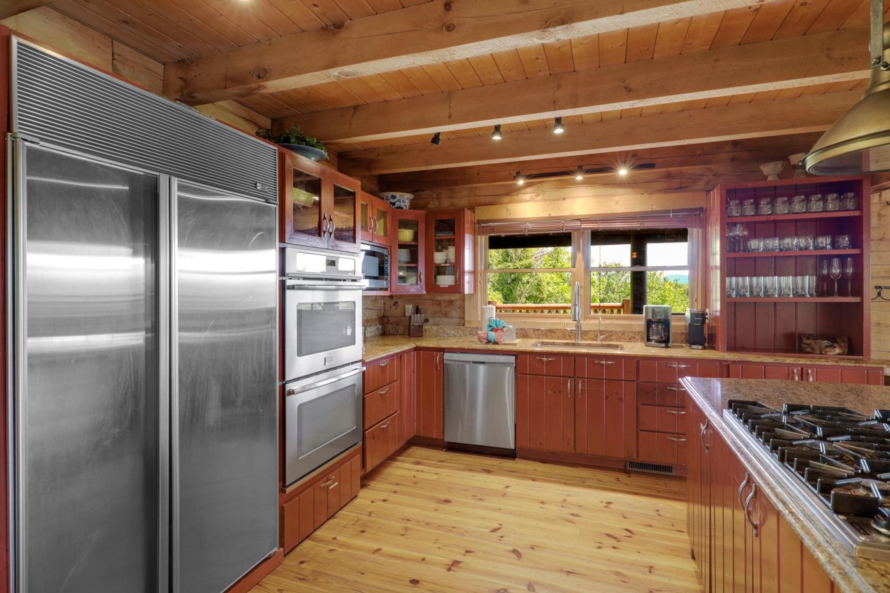 Paradise Glenn, Huge Cabin, Hot Tub, Game Room, 560 FREE tickets each paid day!